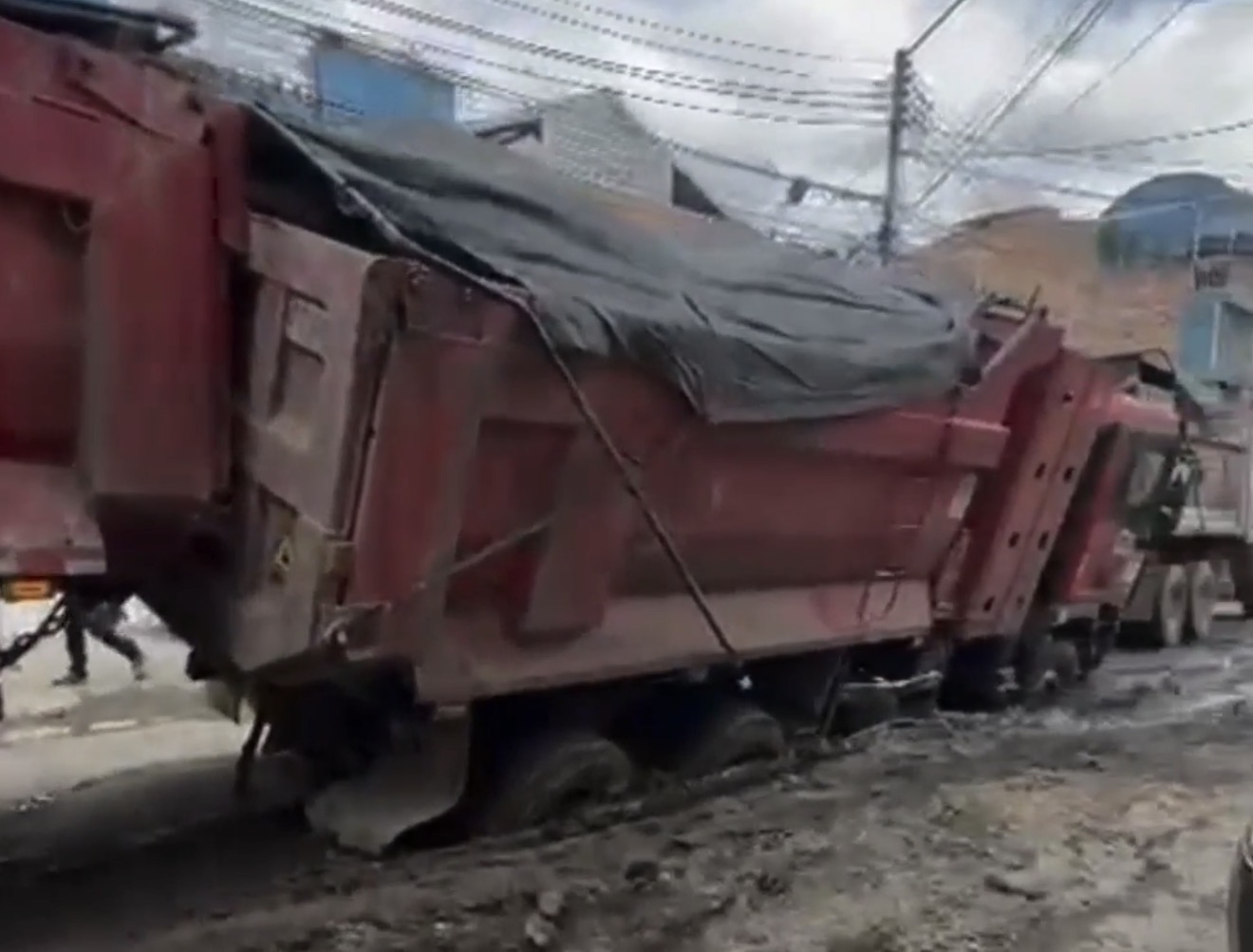Los hundimientos en la carrera 16 ya han atrapado camiones pesados y mantienen en alerta a los habitantes del barrio Eduardo Santos.