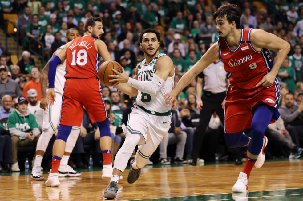 Los Celtics vencieron a los 76ers y tomaron la delantera