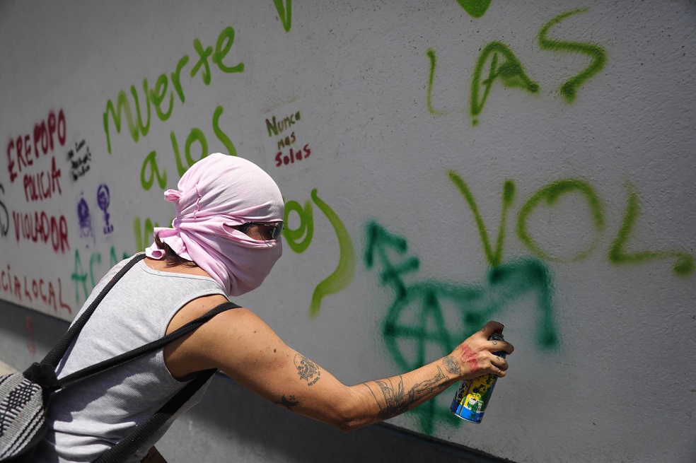 Hasta el lugar llegaron mujeres con el rostro cubierto que en medio de su protesta pintaron el edificio de la policía capitalina: "La policía viola", "Cerdos" y "Violadores" fueron los mensajes que apuntaron en paredes y mobiliario de cristal.