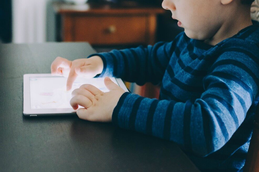Tras cierre de colegios, Amazon da acceso gratuito a todos los audiolibros para niños