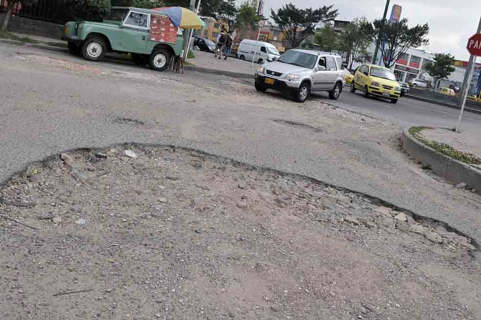 Sigue rezago en malla vial