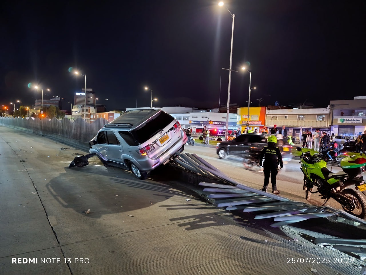 Camioneta que había sido hurtada se estrelló contra separador de Transmilenio