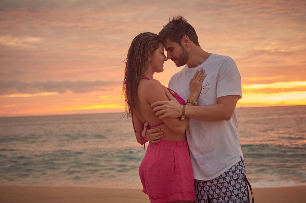 Por su parte, el galán de la televisión escribió: “Actos de Amor”. Quiero que mi vida entera sea un Acto de Amor por ti. Te AMO”. El reel de fotos ya cuenta con más de 250 mil likes.