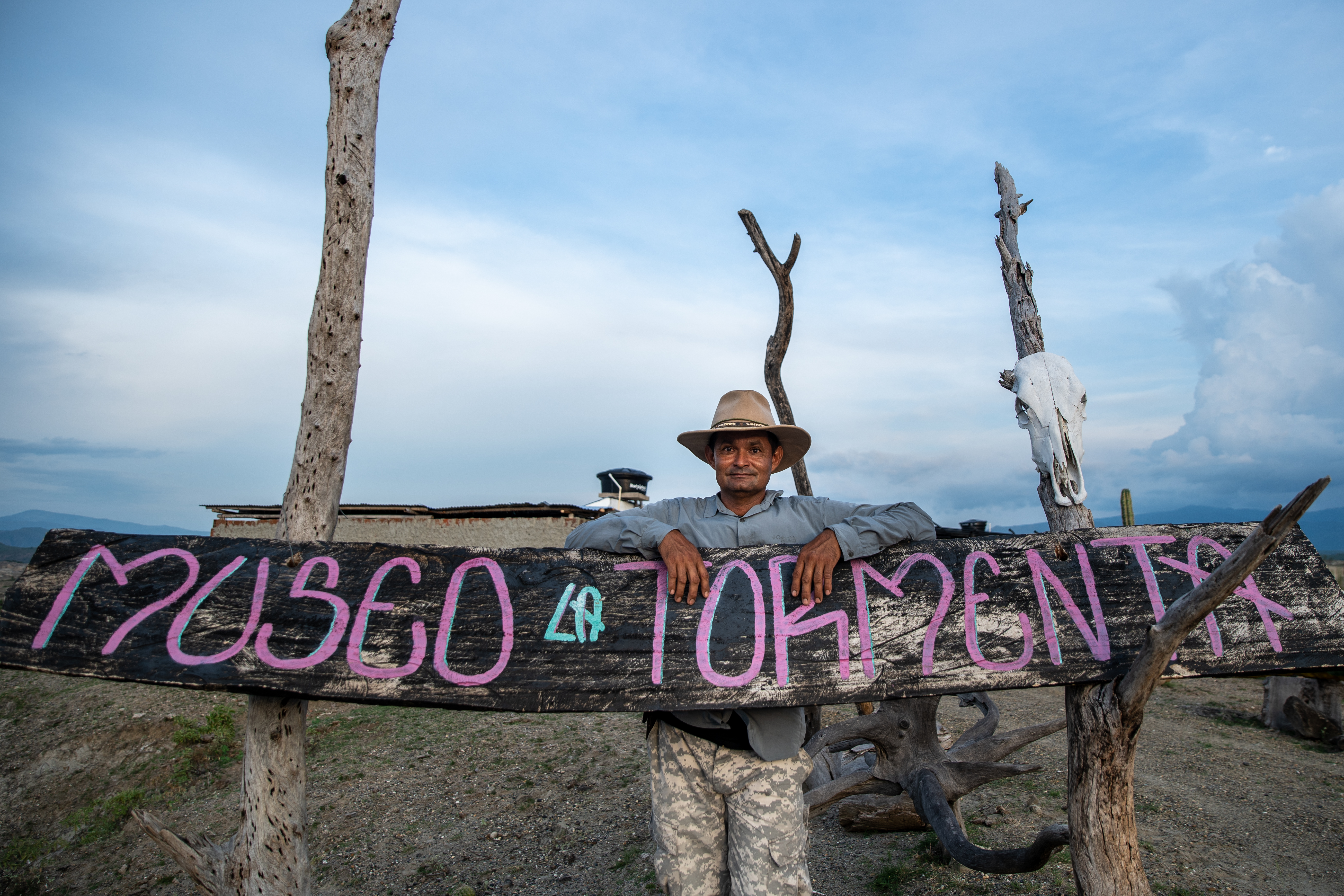 César Perdomo construyó un pequeño museo al que bautizó La Tormenta, en donde están los fósiles que ha encontrado desde niño. / David Amado - Servicio Geológico Colombiano