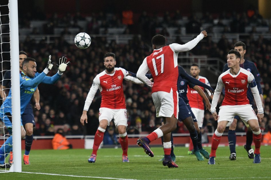 El arquero colombiano David Ospina (i) no puedo evitar el gol del empate del París Saint Germain, ante el desvío que produjo el cabezazo de su compañero Alex Iwobi. / AFP