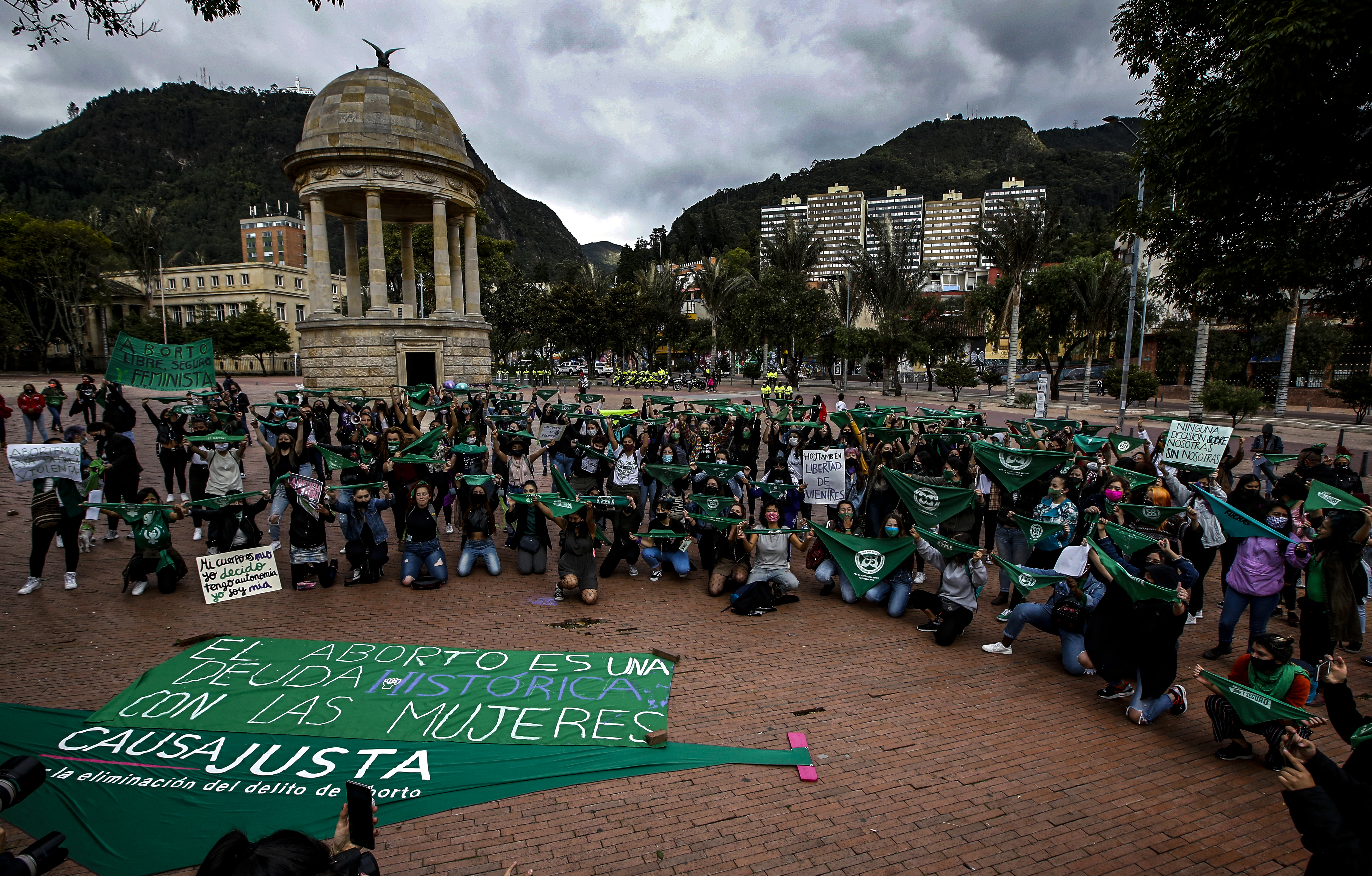 El 16 de septiembre, el movimiento Causa Justa reunió las voces de 91 organizaciones y de 134 activistas para pedirle a la Corte Constitucional que elimine el delito de aborto del Código Penal. Las mujeres dicen que tal artículo vulnera sus derechos fundamentales y del personal de salud en Colombia.
