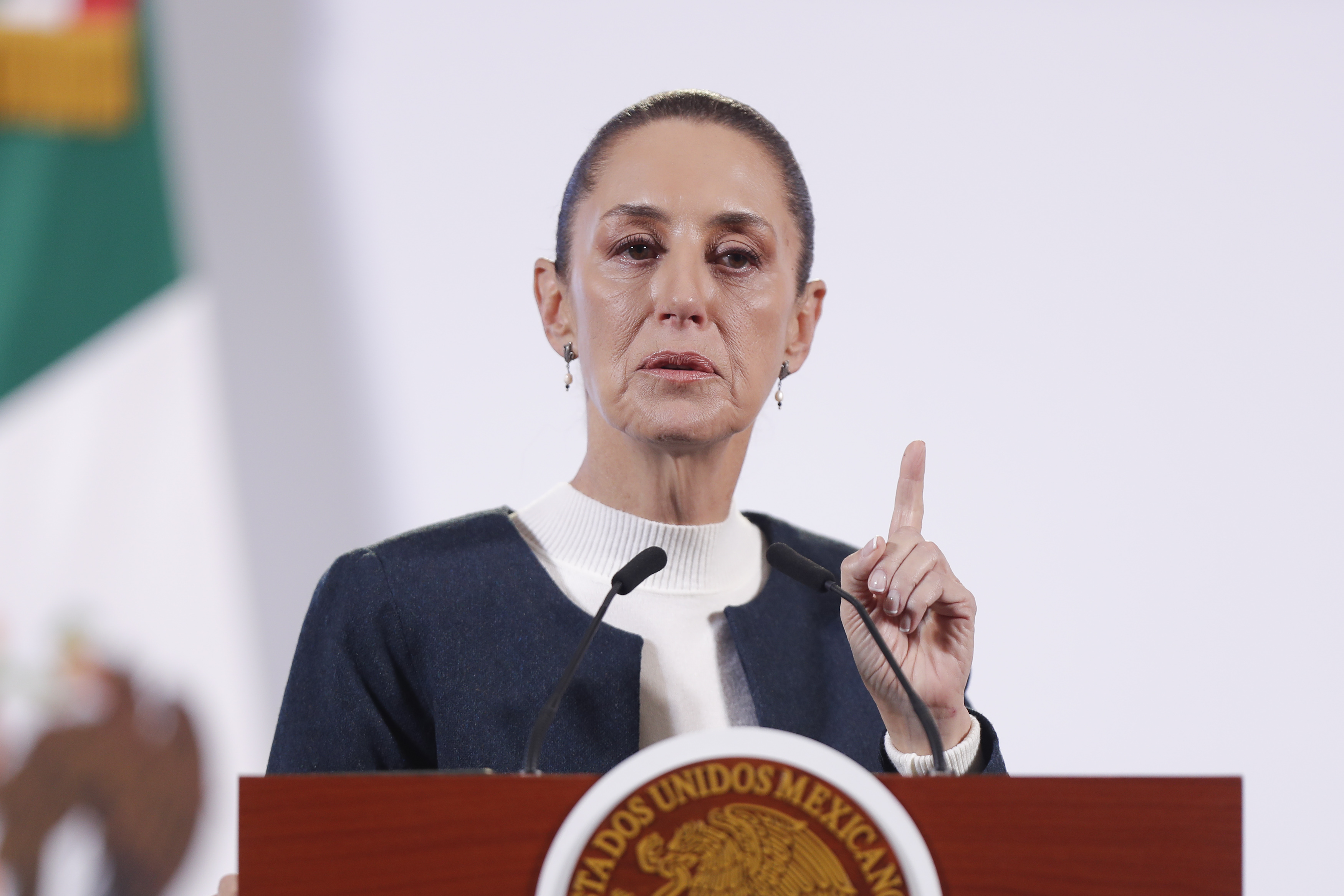 Trump dijo que México accedió a cerrar la frontera, pero Sheinbaum dice que miente