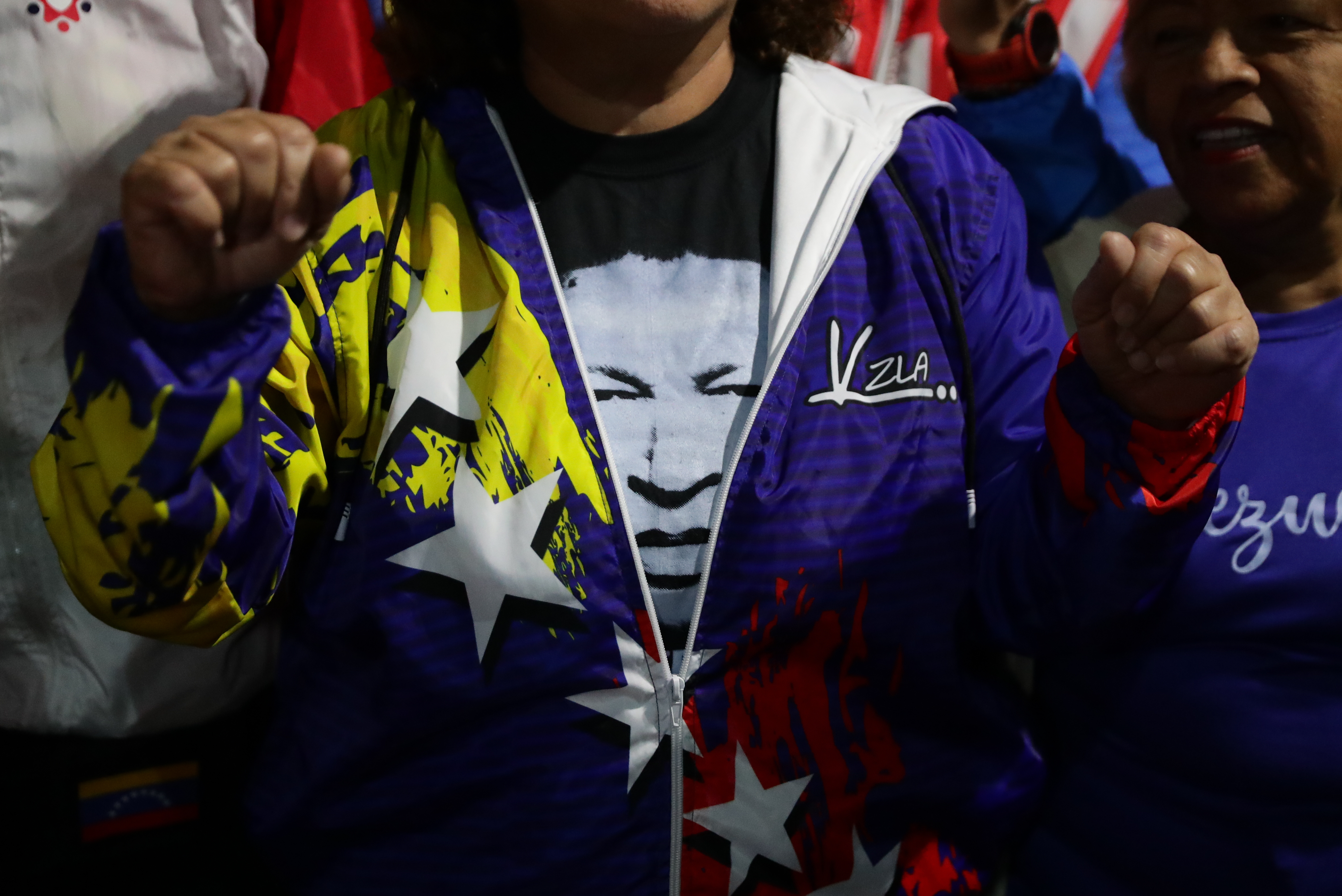 AME5479. CARACAS (VENEZUELA), 28/07/2024.- Una mujer usa una camiseta con la imagen del fallecido presidente de Venezuela, Hugo Chávez, en una fila para votar este domingo, en un centro de votación en Caracas (Venezuela). Venezuela elegirá presidente en una jornada para la que están llamadas a las urnas más de 21 millones de personas. EFE/ Ronald Peña R.