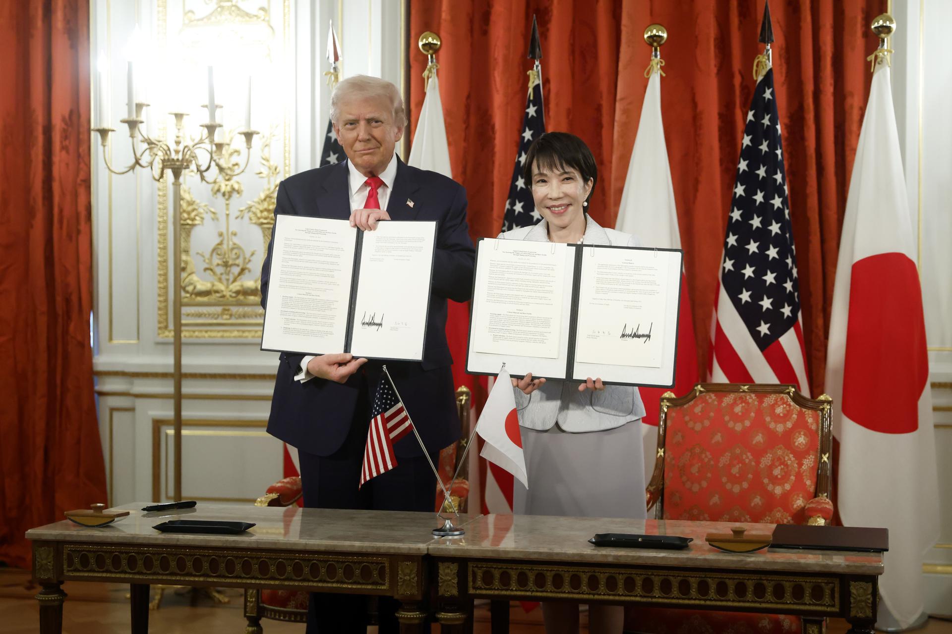 Tokyo (Japan), 28/10/2025.- US President Donald Trump and Japan’s Prime Minister Sanae Takaichi during a signing ceremony for an agreement on critical minerals and rare earths at the Akasaka Palace State Guest House in Tokyo, Japan, 28 October 2025. US President Trump is on a three-day visit to Japan from 27 to 29 October 2025 to reaffirm the Japan-US alliance and advance economic talks. (Japón, Tokio) EFE/EPA/KIYOSHI OTA / BLOOMBERG POOL
