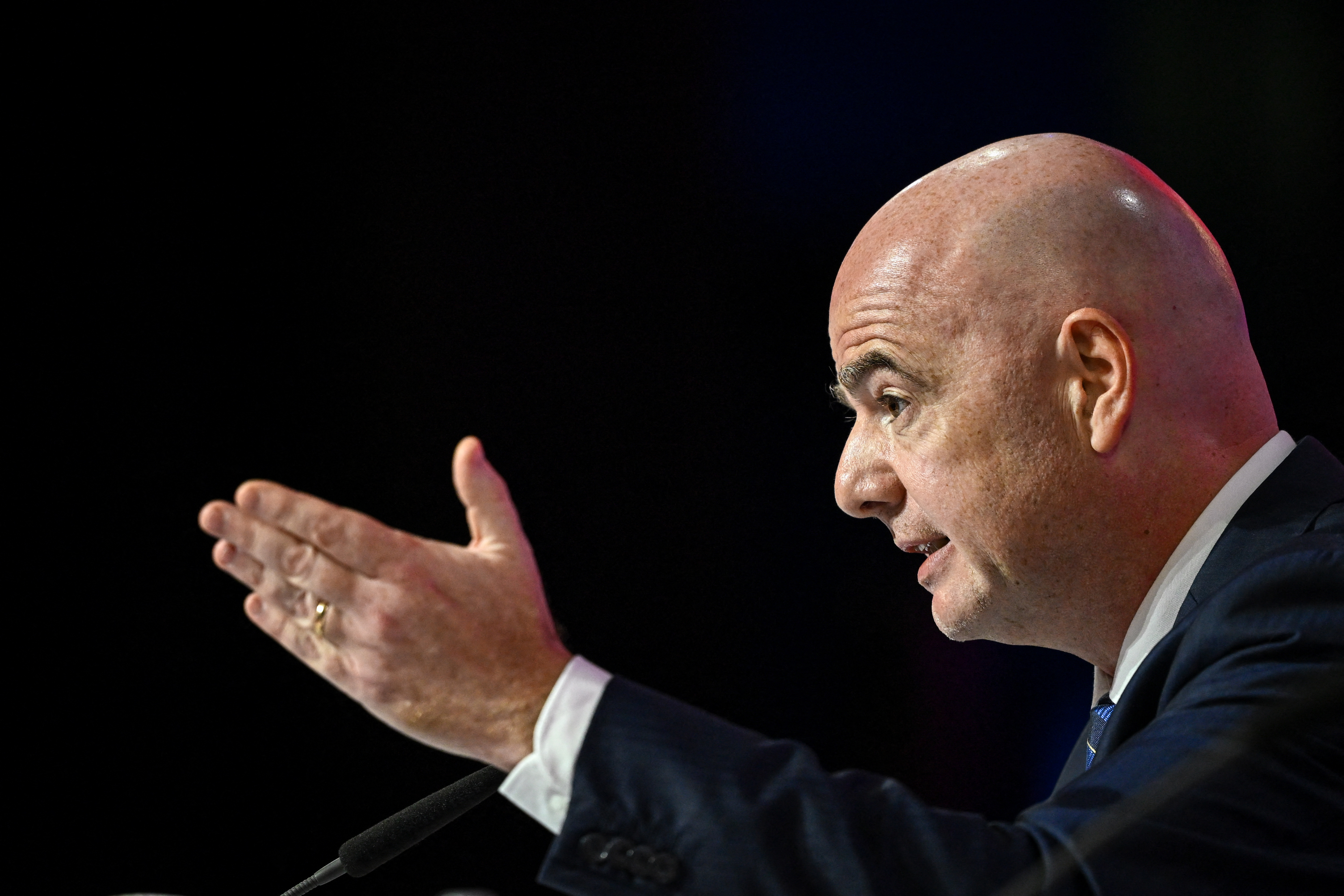 Infantino calificó de “racista” versión sobre hinchas pagos para asistir a Mundial