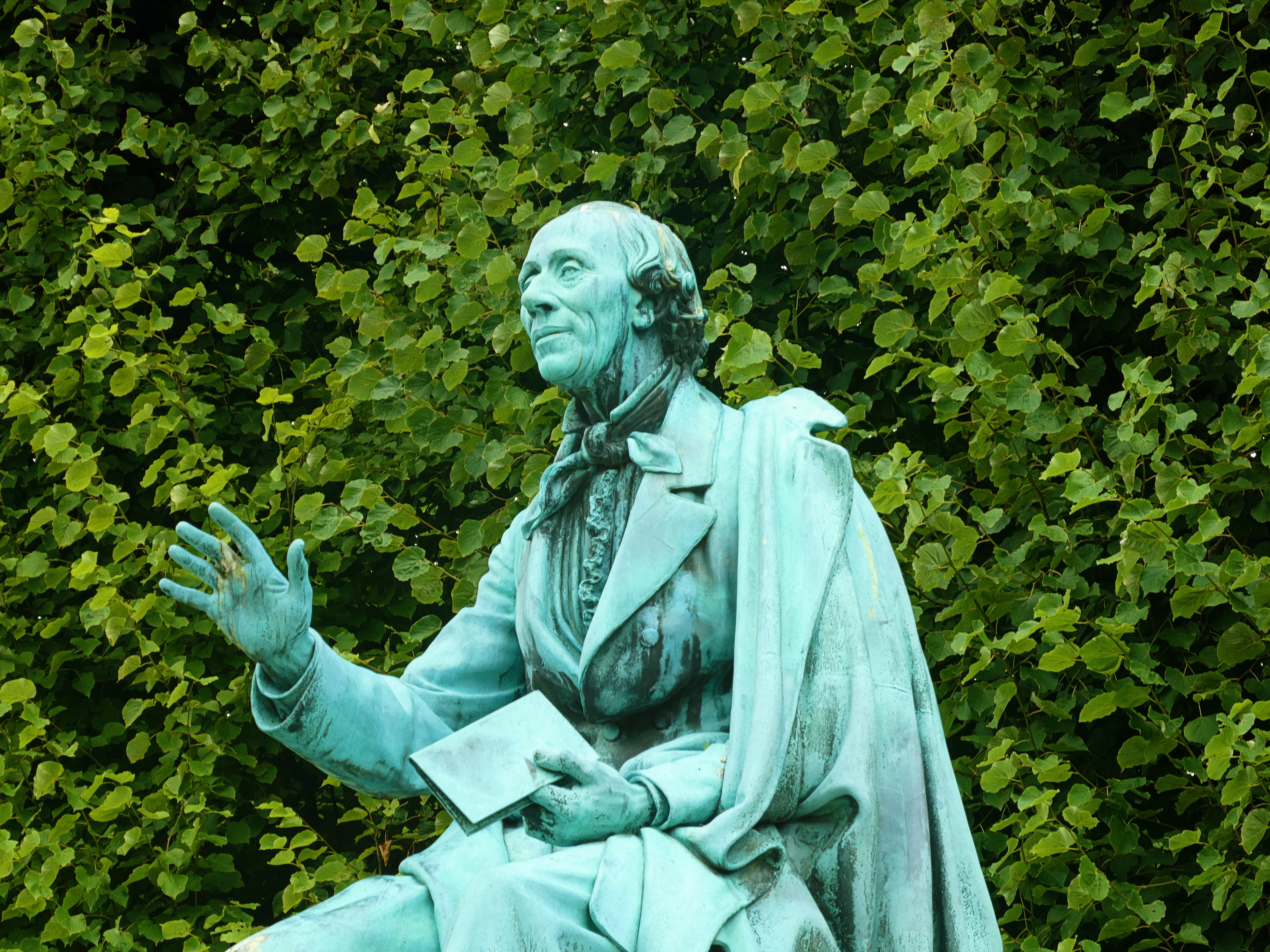 Hans Christian Andersen se destacó como escritor y poeta, famoso por sus cuentos para niños, entre ellos "El patito feo" y "La sirenita".