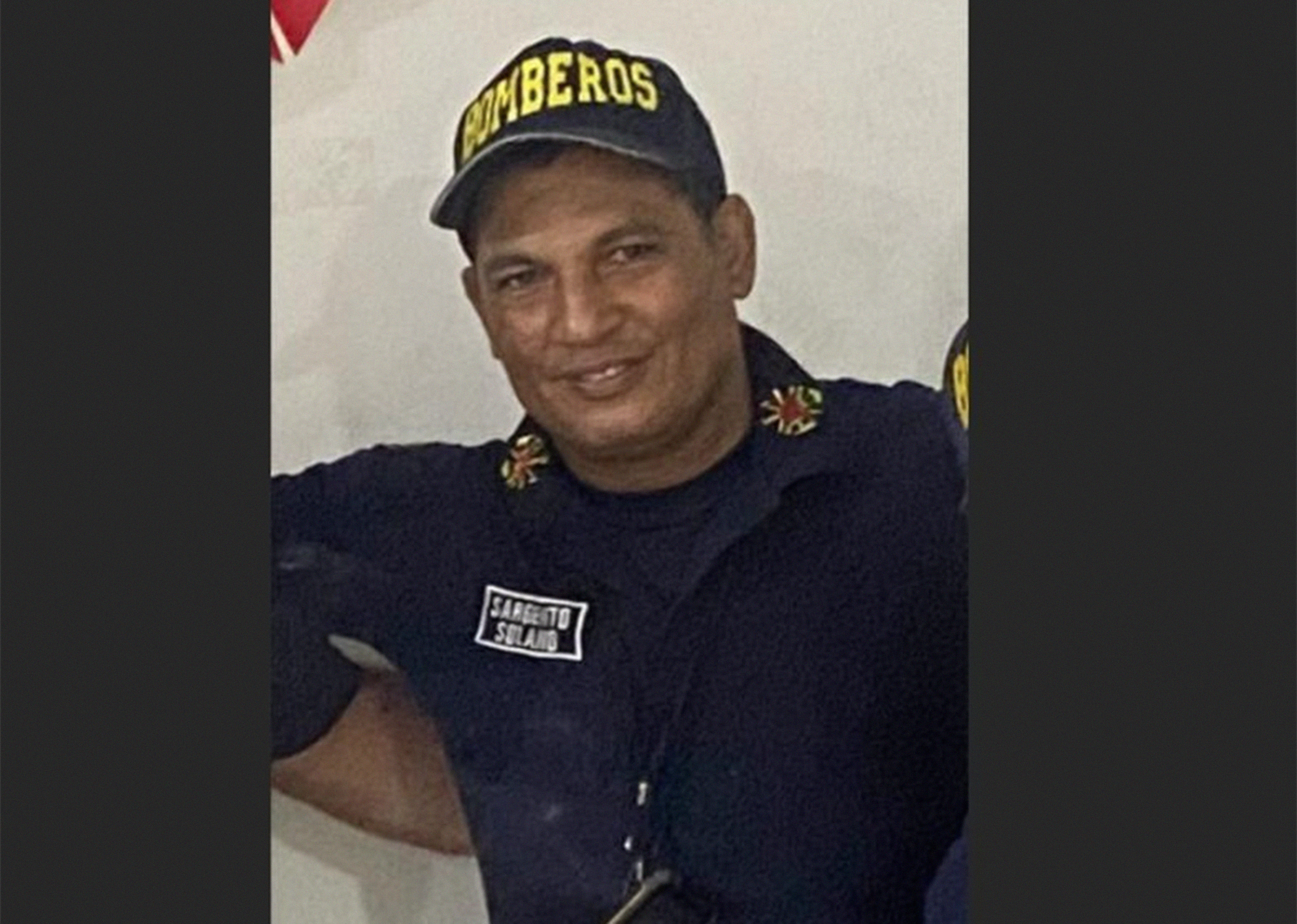 Javier Enrique Solano, sargento de bomberos quien murió durante las labores para controlar el incendio.