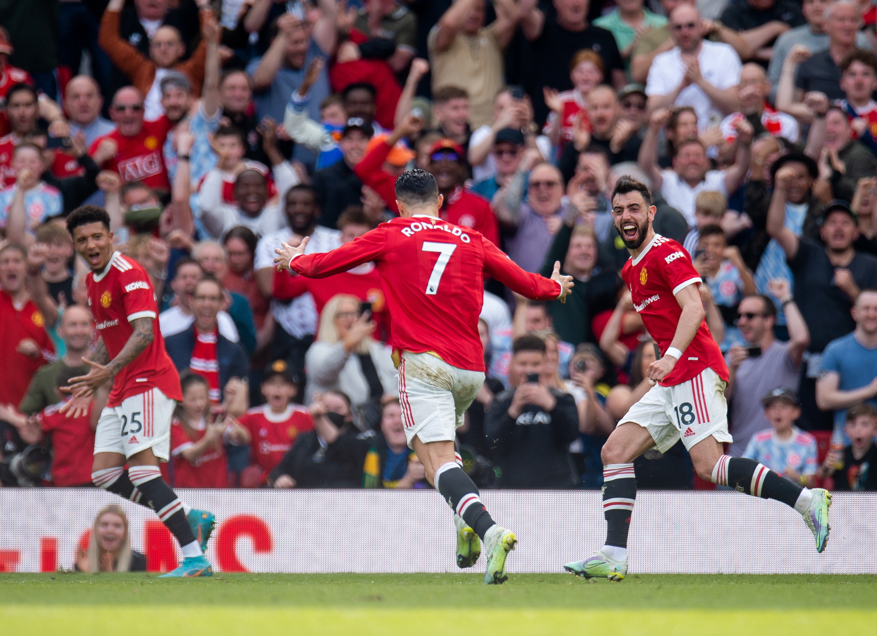 Un triplete de Cristiano Ronaldo tiene al Manchester United cerca de la Champions