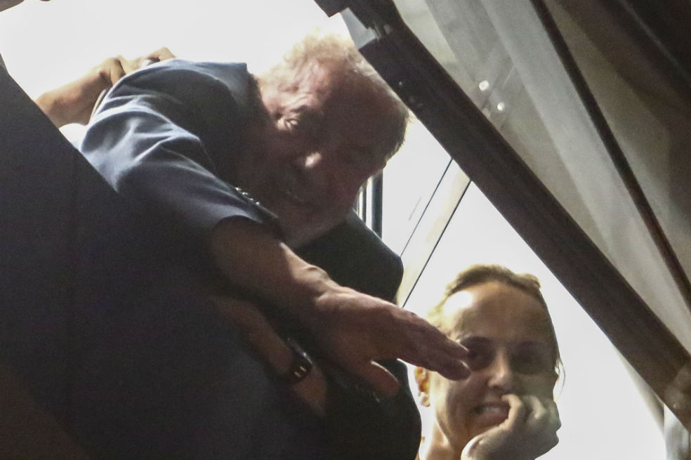 «Tira esa basura por la ventana»: le dijeron al piloto que llevaba a Lula