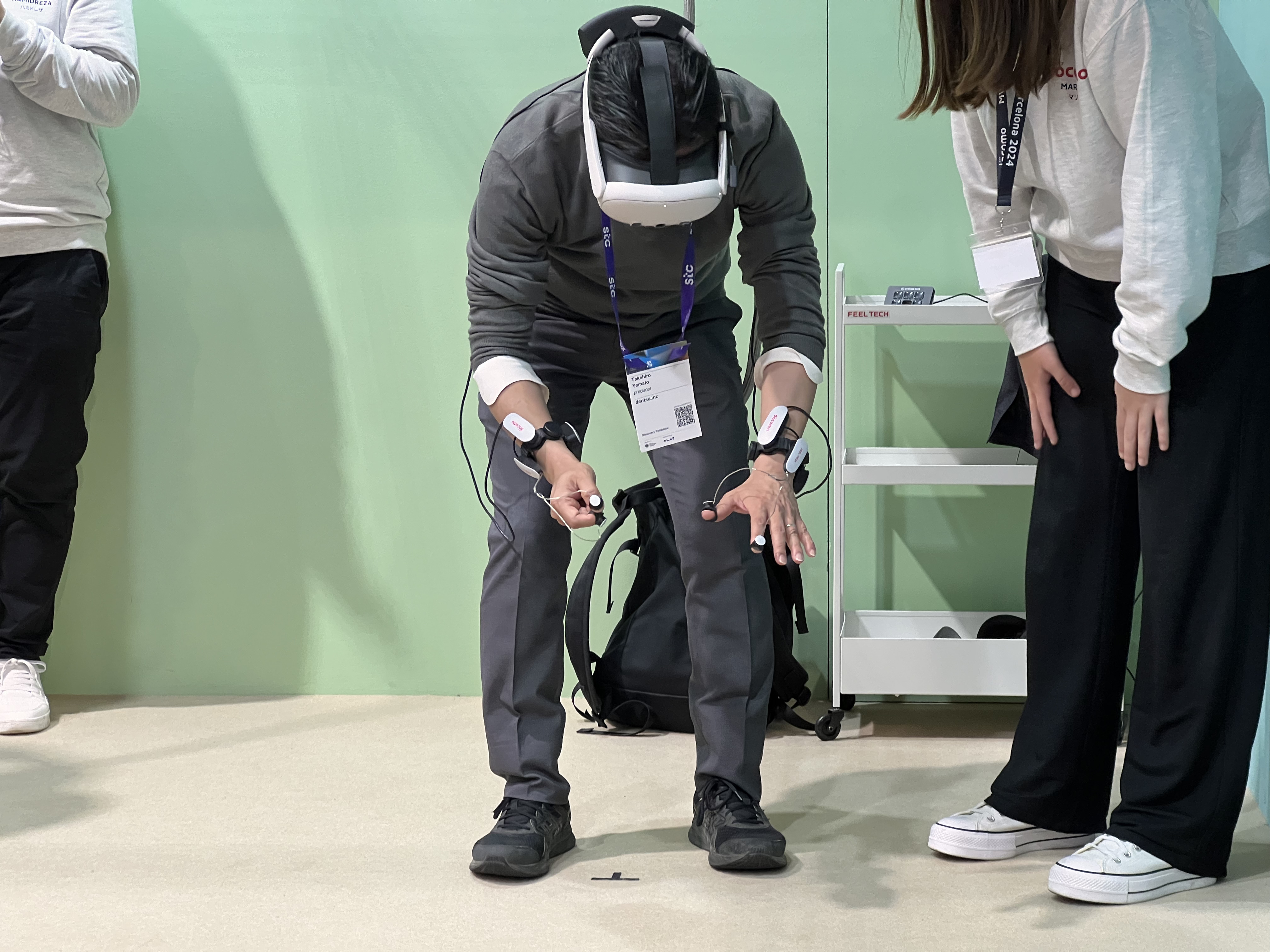 Con la ayuda de gafas de realidad virtual y accesorios hápticos, una persona puede interactuar con una mascota virtual.
