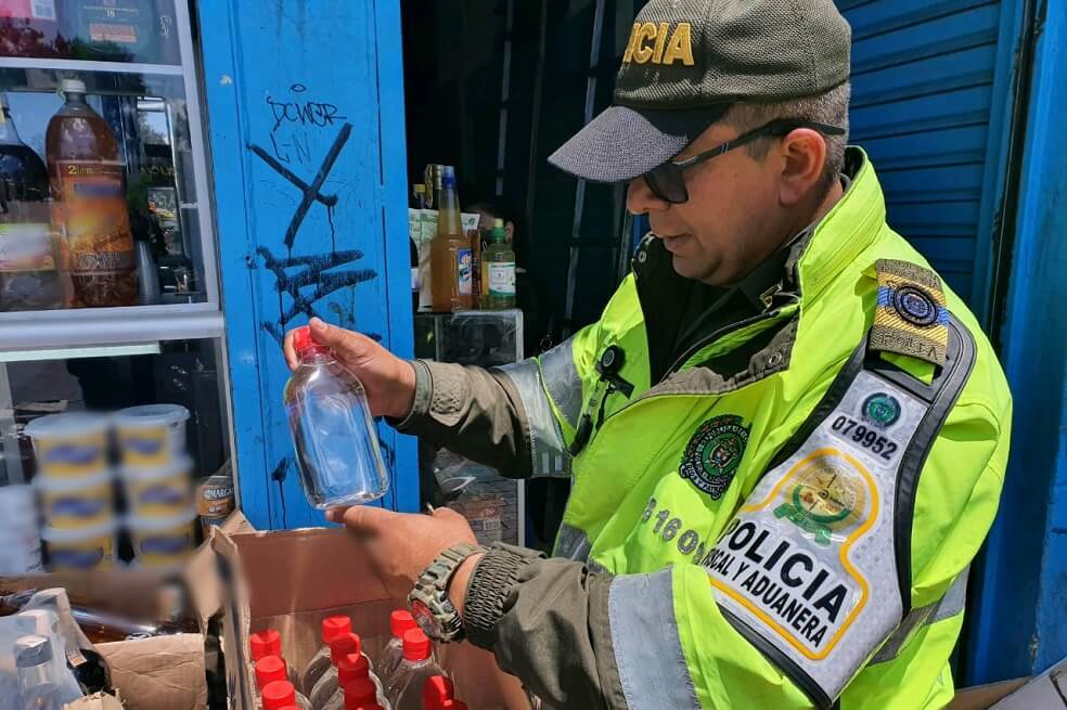 Policía decomisa 950 botellas de licor adulterado en Bogotá