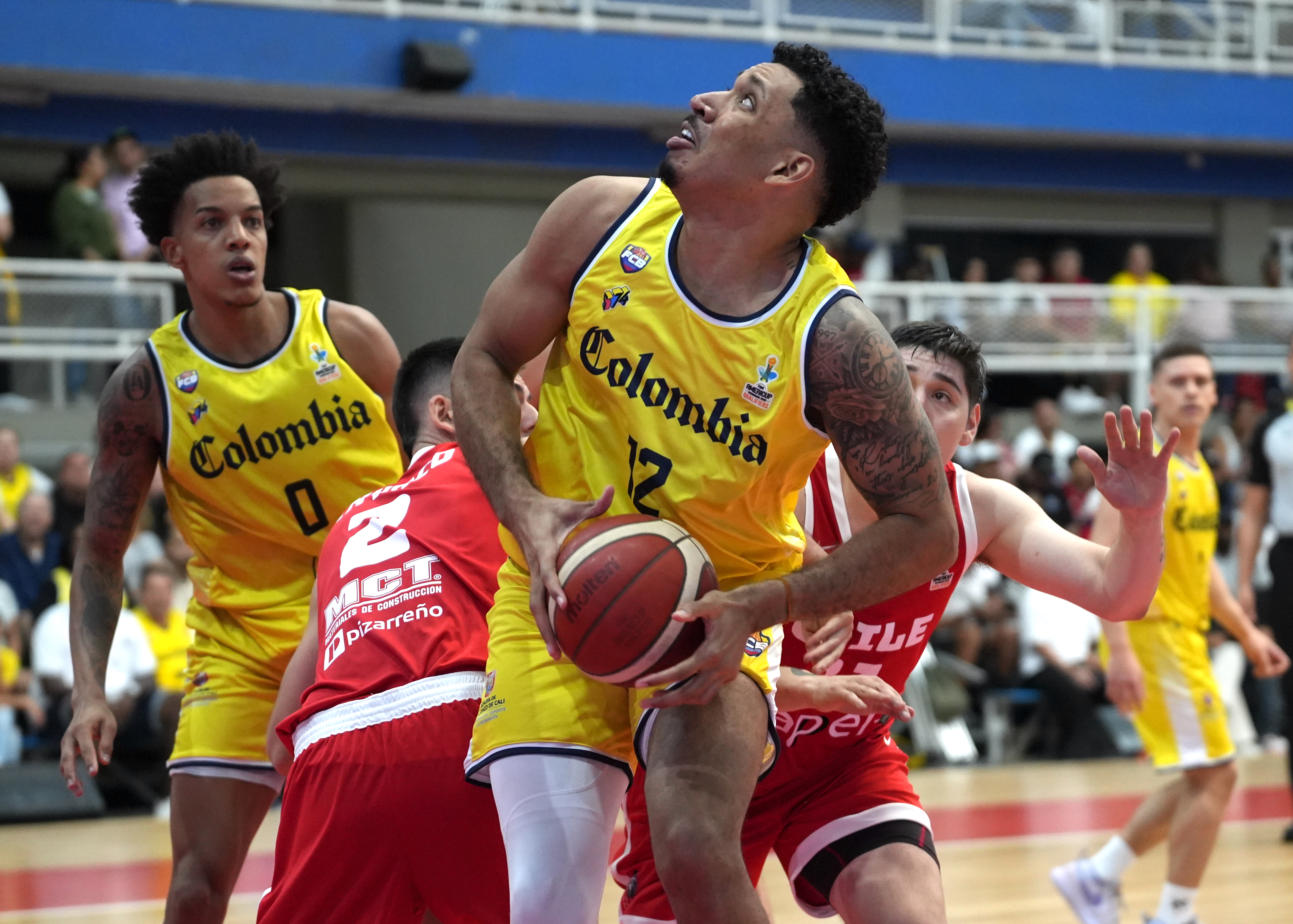 AME1827. CALI (COLOMBIA), 20/02/2025.- Jaime Echenique de Colombia disputa un balón este jueves, en un partido de fase de grupos para la clasificación a la Americup FIBA 2025 entre las selecciones de Colombia y Chile en Coliseo Evangelista Mora en Cali (Colombia). EFE/ Ernesto Guzmán
