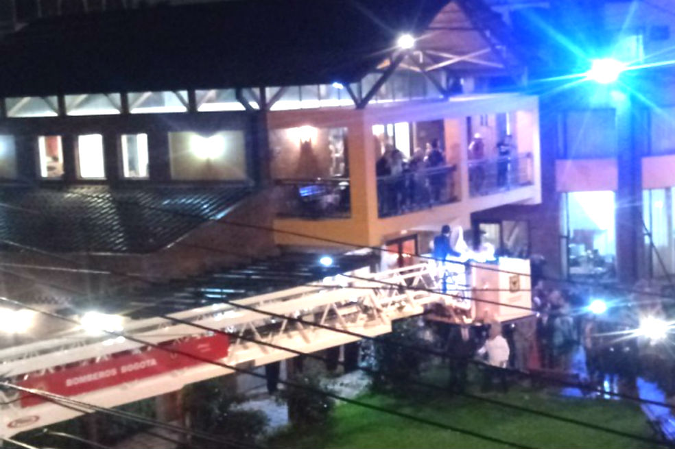 Carro de bomberos fue usado para entretener a asistentes de boda en Bogotá