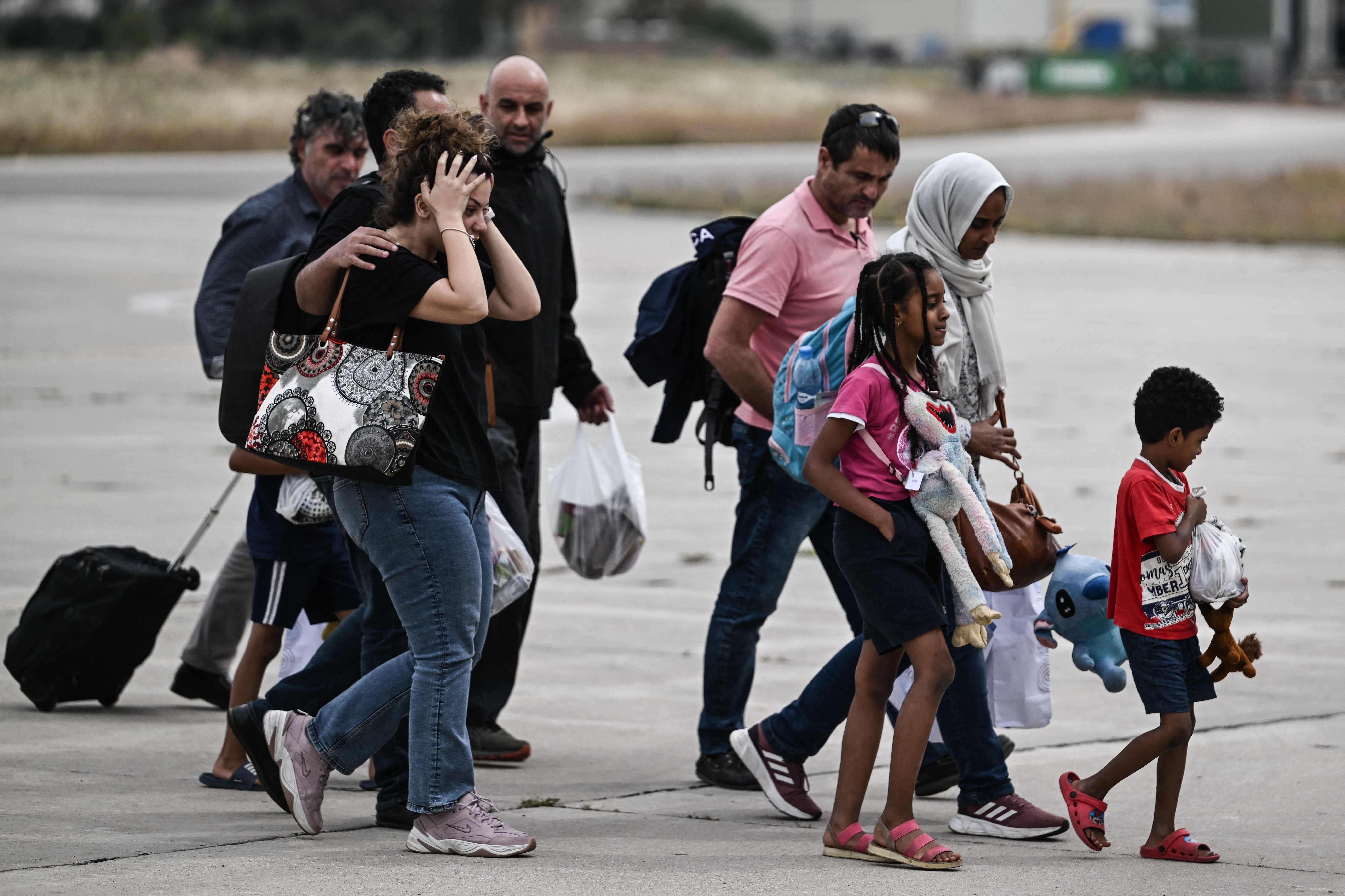 Ciudadanos griegos evacuados de Sudán llegan en un avión militar al aeropuerto de Atenas.