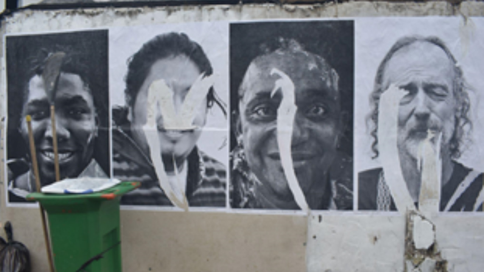 De día se ve una aprobación del proyecto "El poder de la identidad híbrida" en las calles de Popayán. En la oscuridad de la noche, sin embargo, algunos retratos han sido intervenidos y rasgados, sobre todo los de personas pertenecientes a minorías.