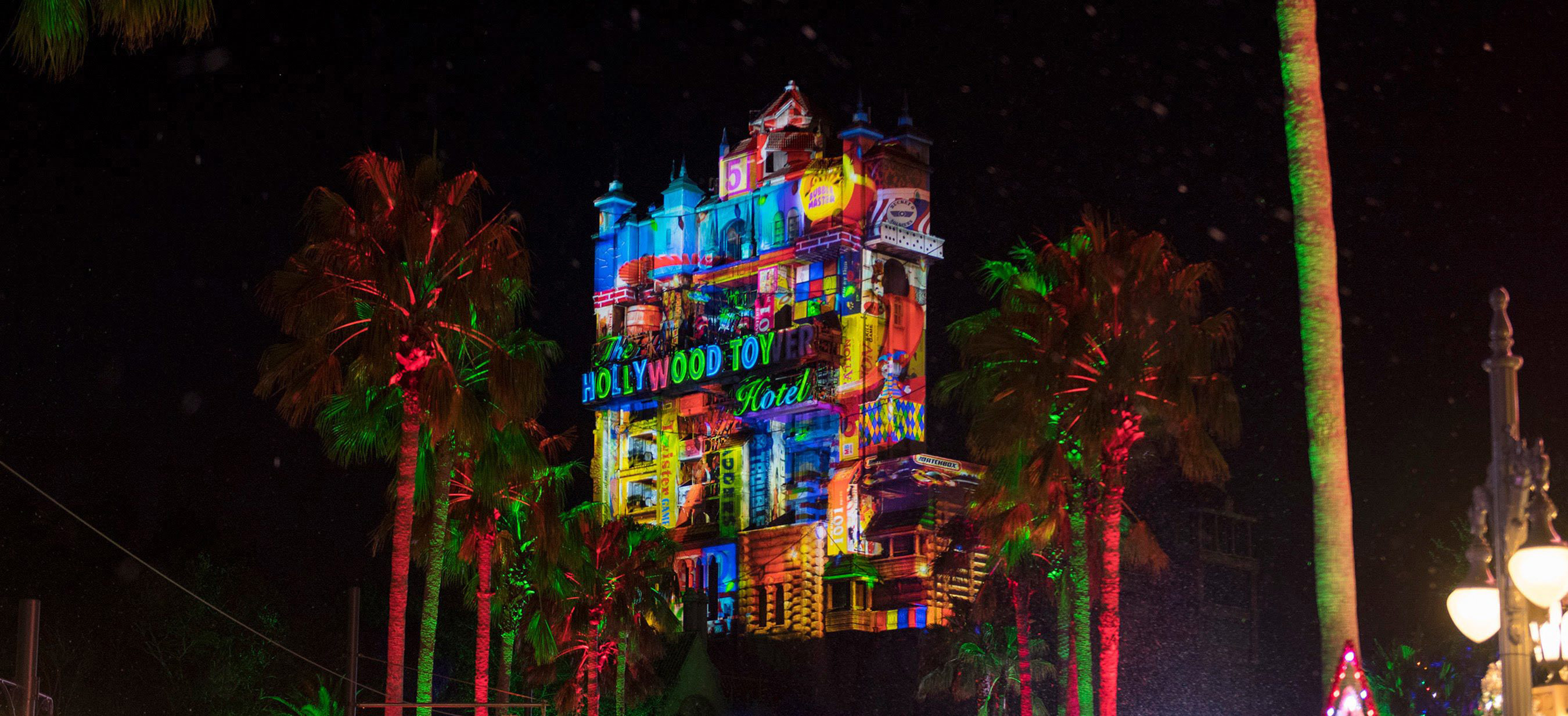 Sunset Seasons Greetings traerá magia navideña cada noche a medida que el icónico Hollywood Tower Hotel se ilumina con diferentes escenas.