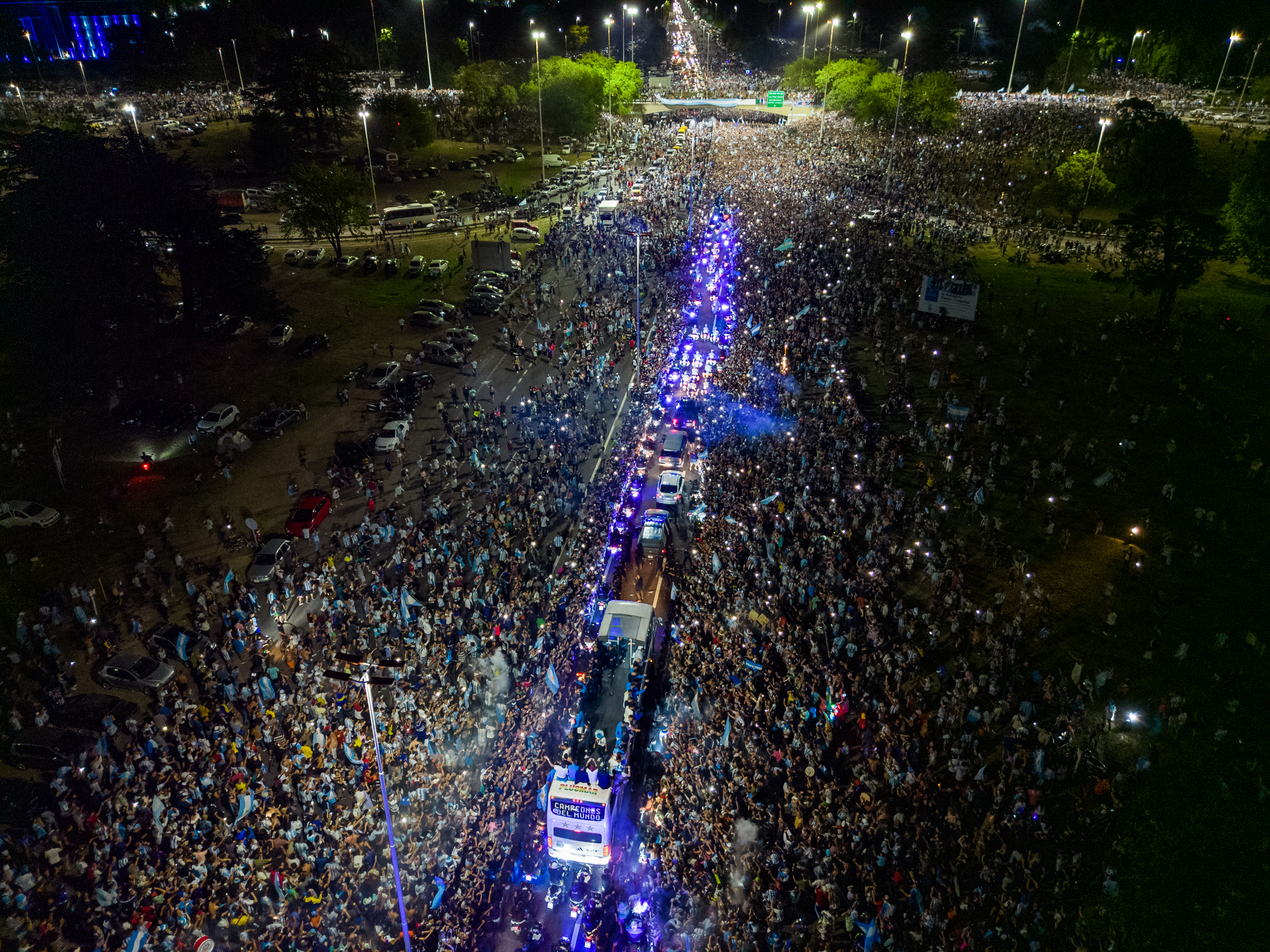 La multitudinaria bienvenida al bus que lleva a los campeones del mundo con la selección de Argentina por las calles de Buenos Aires. (Photo by Tomas CUESTA / AFP)