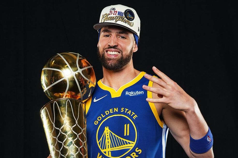 Klay Thompson sostiene el trofeo de campeón de la NBA.