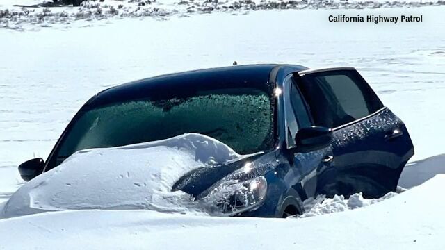 Anciano sobrevivió una semana en un carro que fue atrapado por la nieve