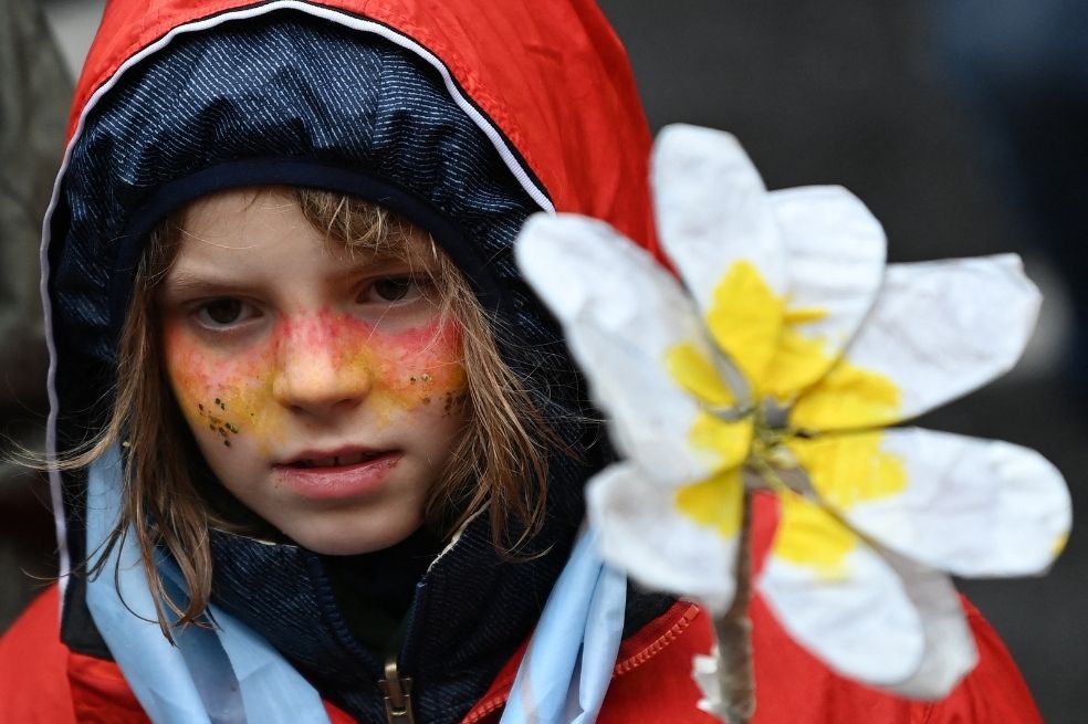 "El pueblo, unido, jamás será vencido" cantaban en diferentes idiomas los manifestantes en una protesta en Glasgow.
