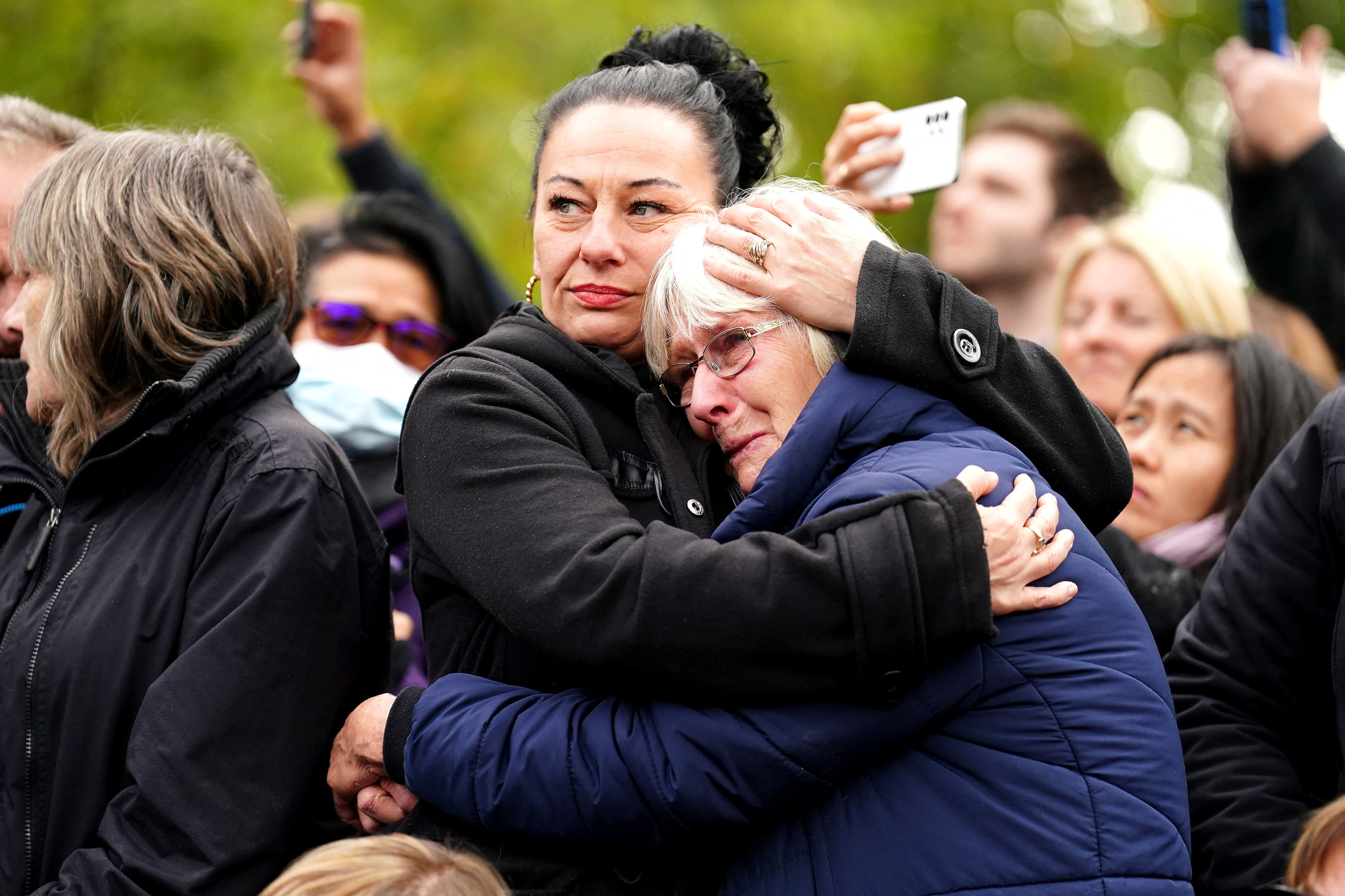 Así como algunas personas en Londres derramaron sus lágrimas por el fallecimiento de la monarca, otras también se abrazaron en un momento de recogimiento.