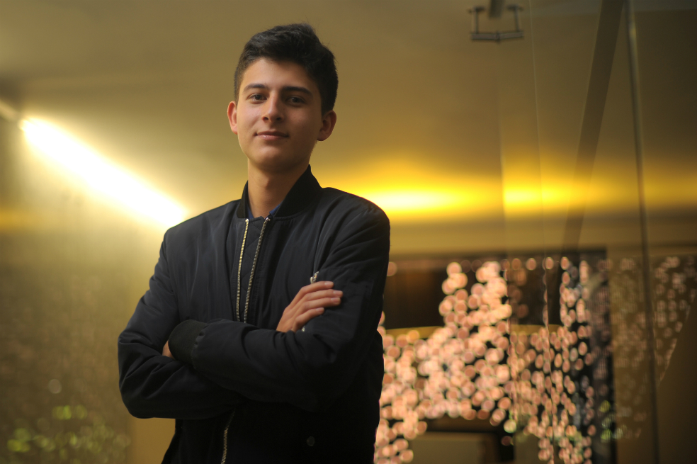 Un adolescente dialoga con los premios Nobel de Paz