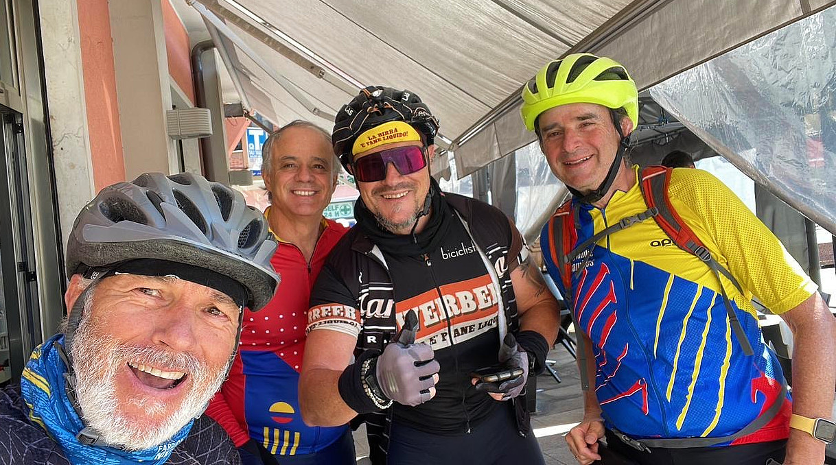 Los sesentones en bici por Europa, con Luca en La Spezia, quien con su camiseta y gorra con el letrero "la birra e pane liquido" calmó los ánimos y los enrutó luego de una perdida.