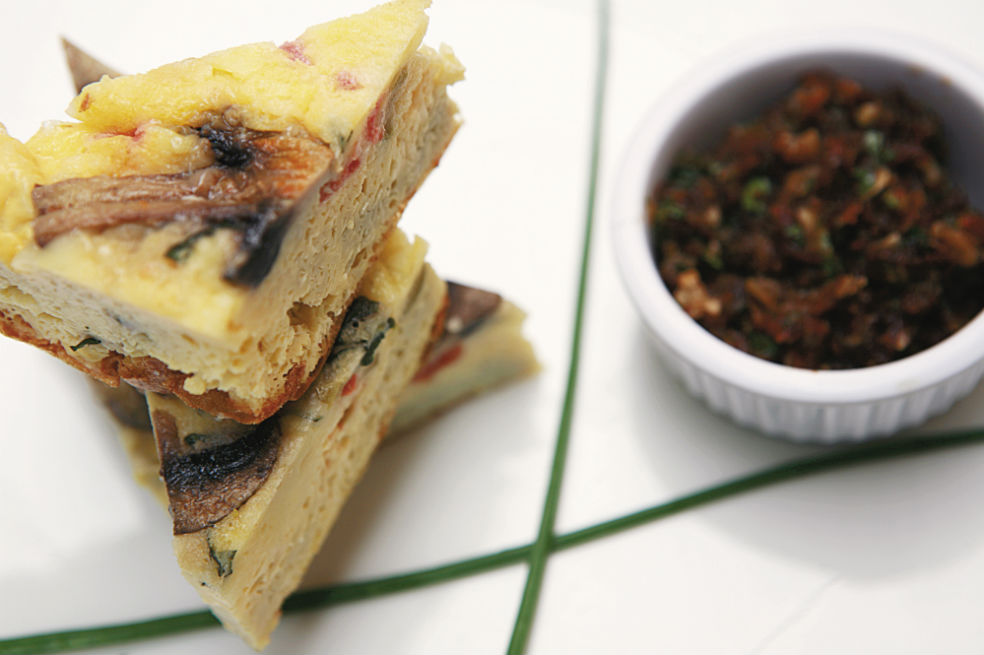 Fritatta de queso y champiñones con pesto de tomate seco