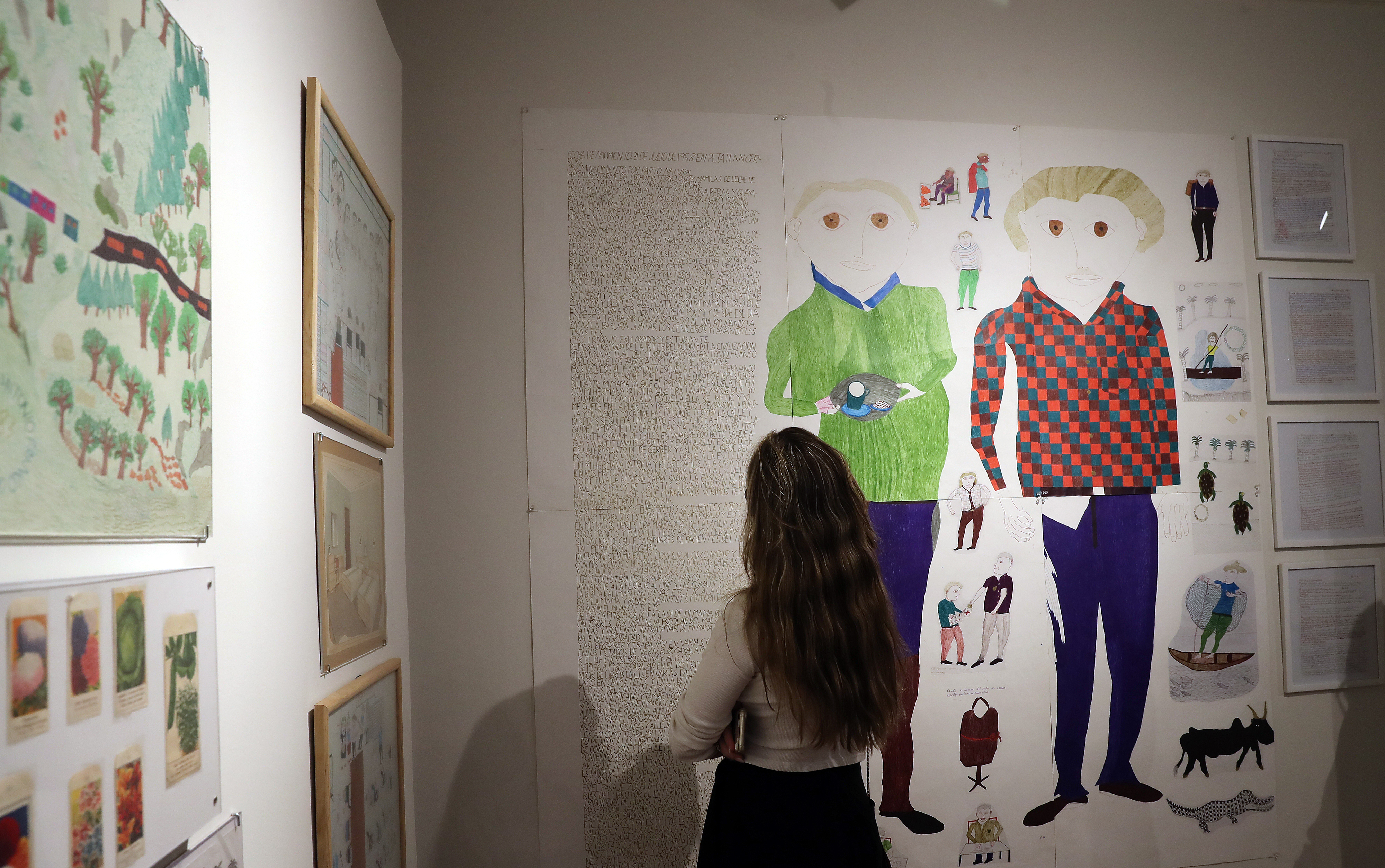 MEX8522. CIUDAD DE MÉXICO (MÉXICO), 13/07/2022.- Una mujer observa unas obras de la muestra "Desde adentro", exhibida en el Museo del Objeto en Ciudad de México (México). La muestra “Desde Adentro” recoge 52 obras de 54 pacientes psiquiátricos del sistema penitenciario de la Ciudad de México y abre el panorama del mundo artístico a la vez que muestra el valor de esta disciplina. EFE/ Alex Cruz