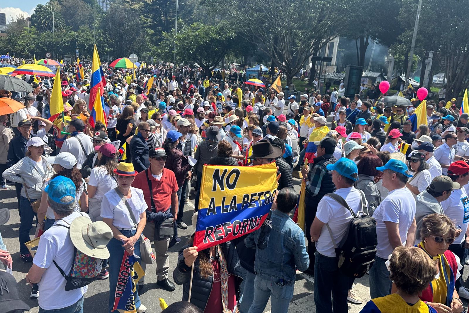 2.000 personas marchan a esta hora desde el Parque Nacional en Bogotá.