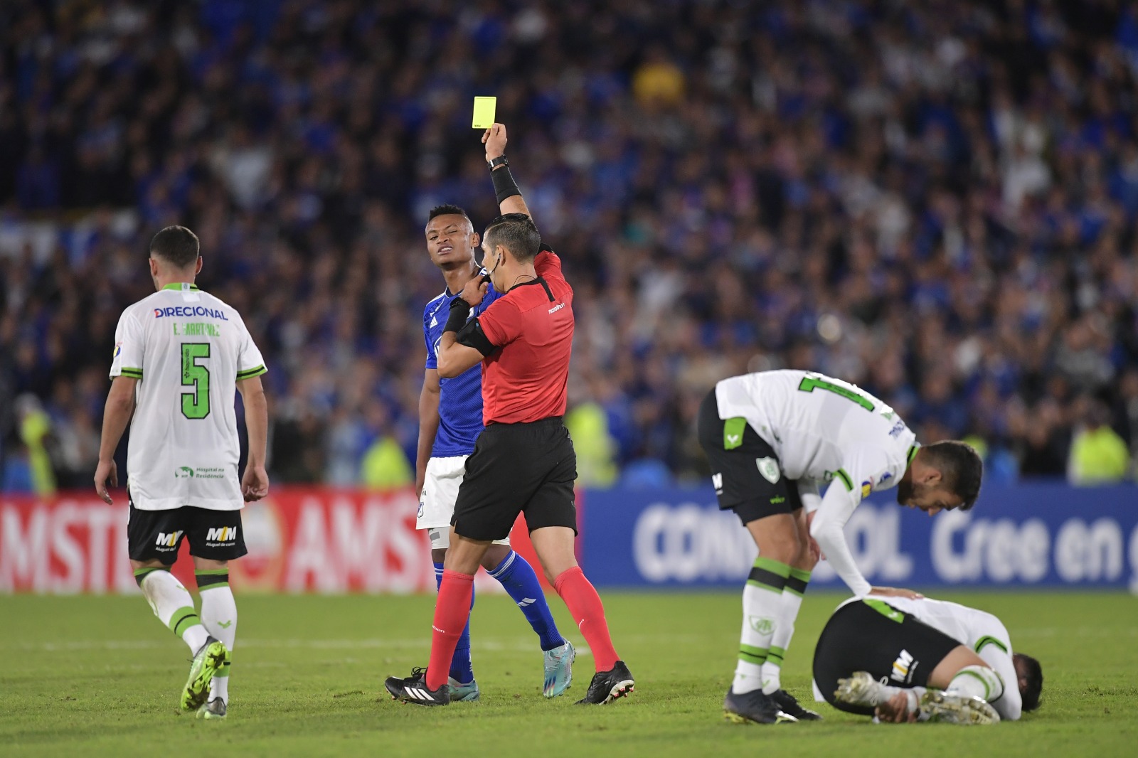 En el segundo tiempo, Millonarios empezó bien en ataque. Sin embargo, la frustración de no conseguir el segundo gol provocó un juego trabado que fue aprovechado por los brasileños. 

En la foto: Óscar Cortés recibe una tarjeta amarilla tras una falta.