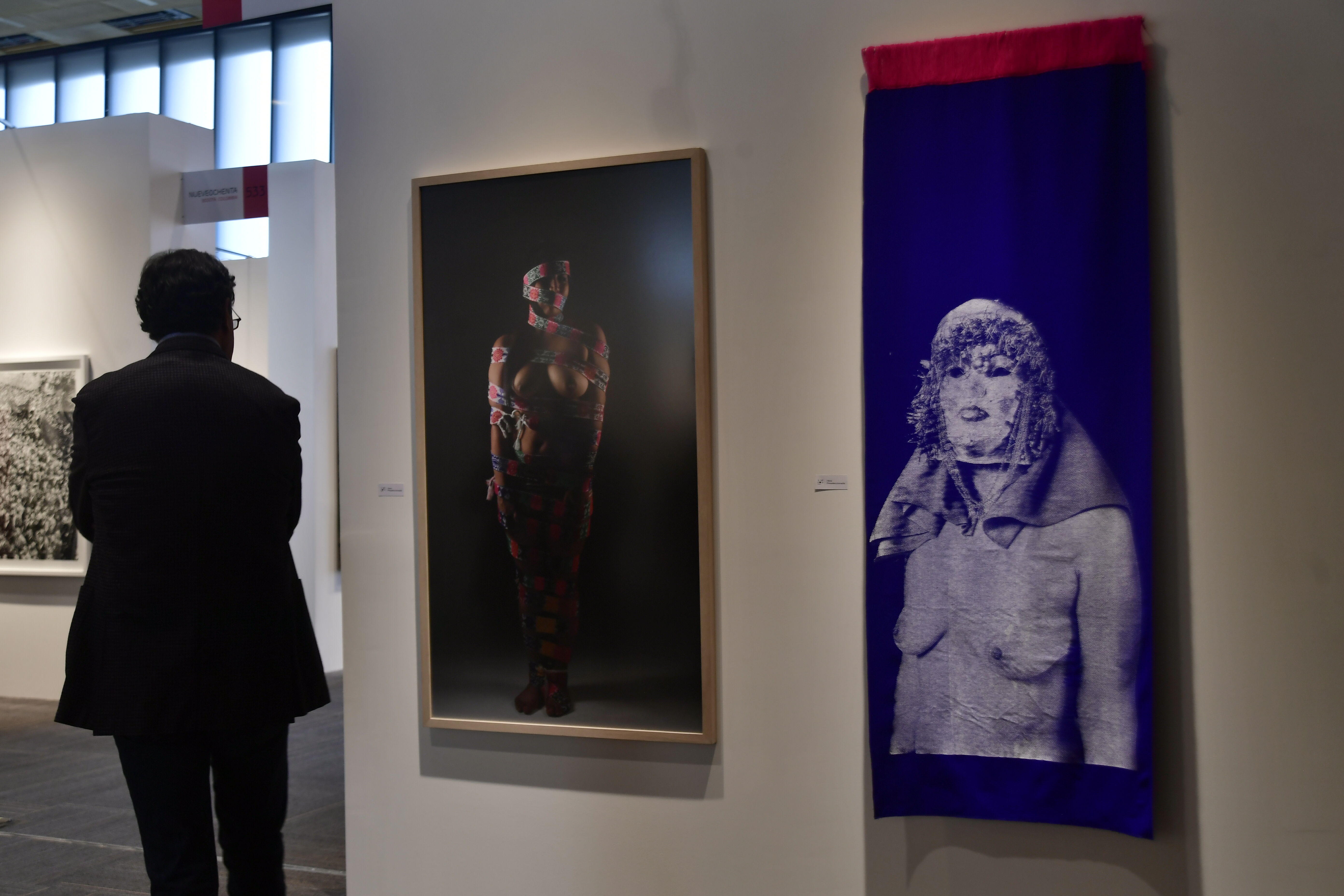 Exposición de obras de arte y asistentes a esta feria.