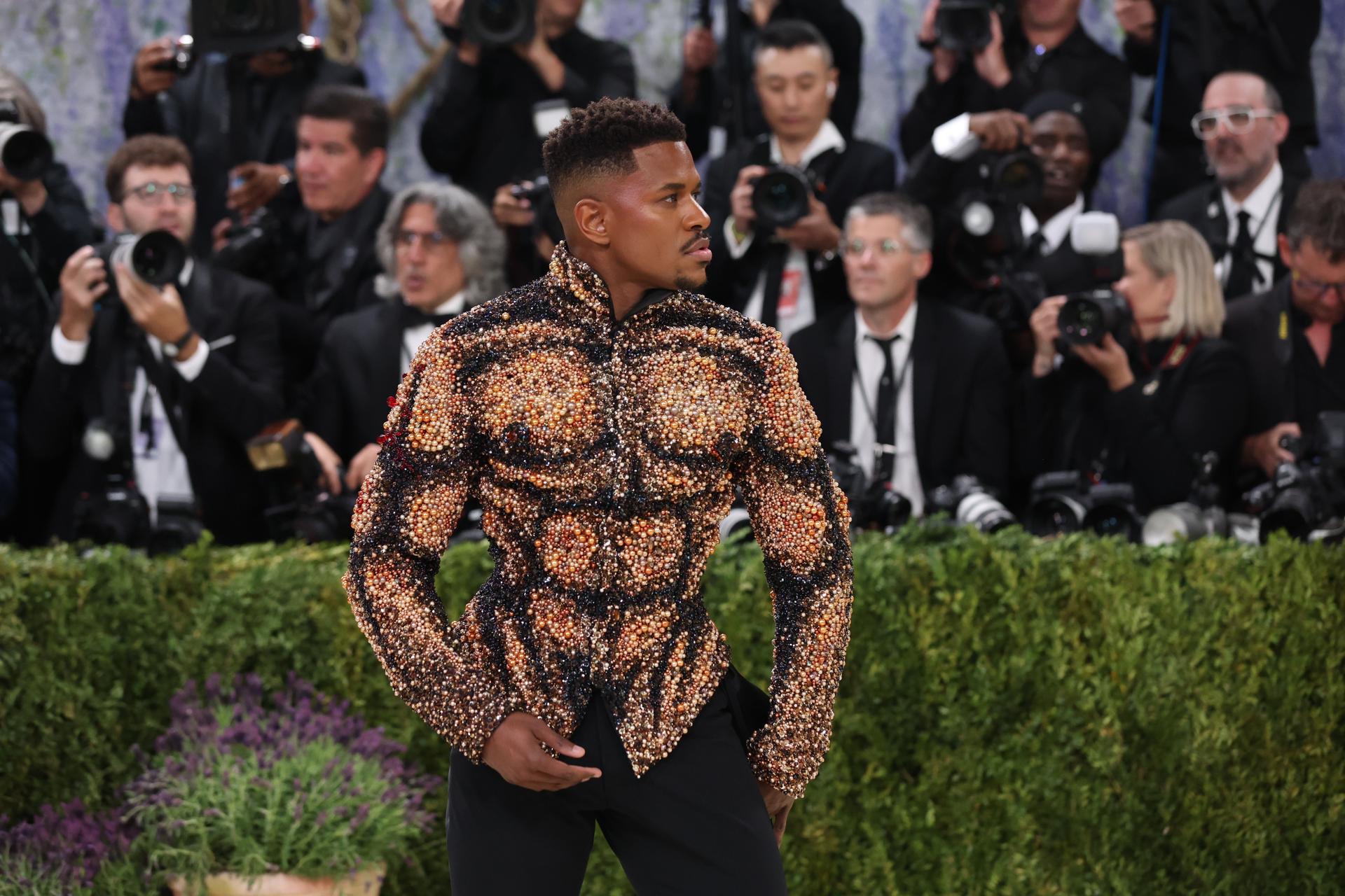 NEW YORK (United States), 05/05/2026.- American actor and singer Jeremy Pope poses on the red carpet for the 2026 Met Gala, the annual benefit for the Metropolitan Museum of Art's Costume Institute, in New York, New York, USA, 04 May 2026. The event coincides with the Met Costume Institute's spring 2026 exhibition ‘Costume Art’ which will be on view from 10 May 2026 through 10 January 2027. (Papa, Nueva York) EFE/EPA/SARAH YENESEL