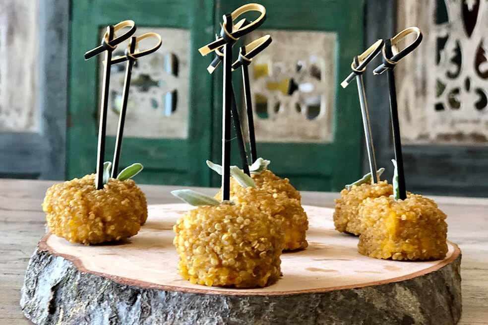 Buñuelos de ahuyama, queso y quinoa