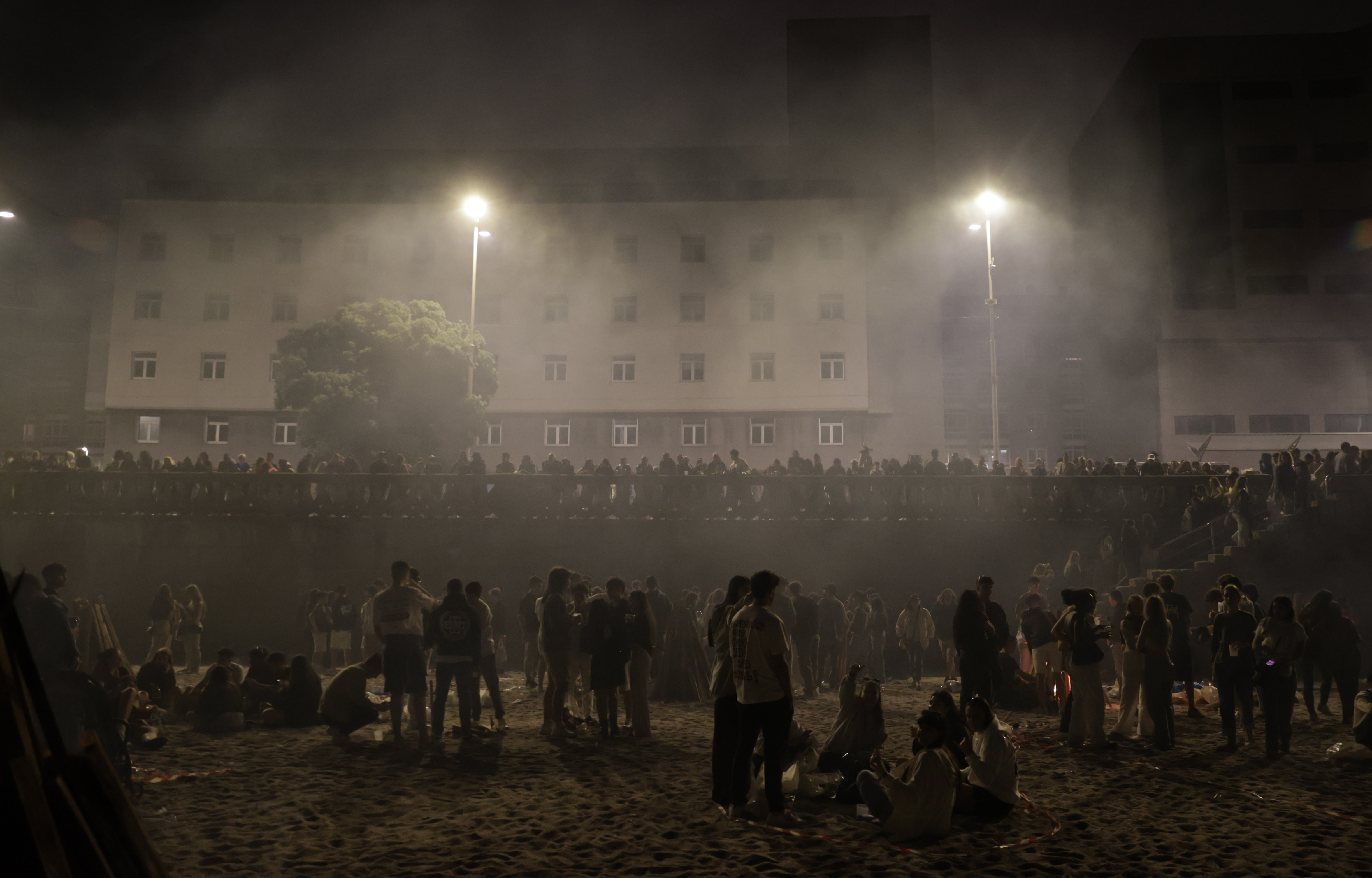 A CORUÑA, 23/06/2024.- Miles de personas se han congregado hoy Domingo en las playas de la ciudad de A Coruña para celebrar la tradicional noche de San Juan. EFE/Cabalar