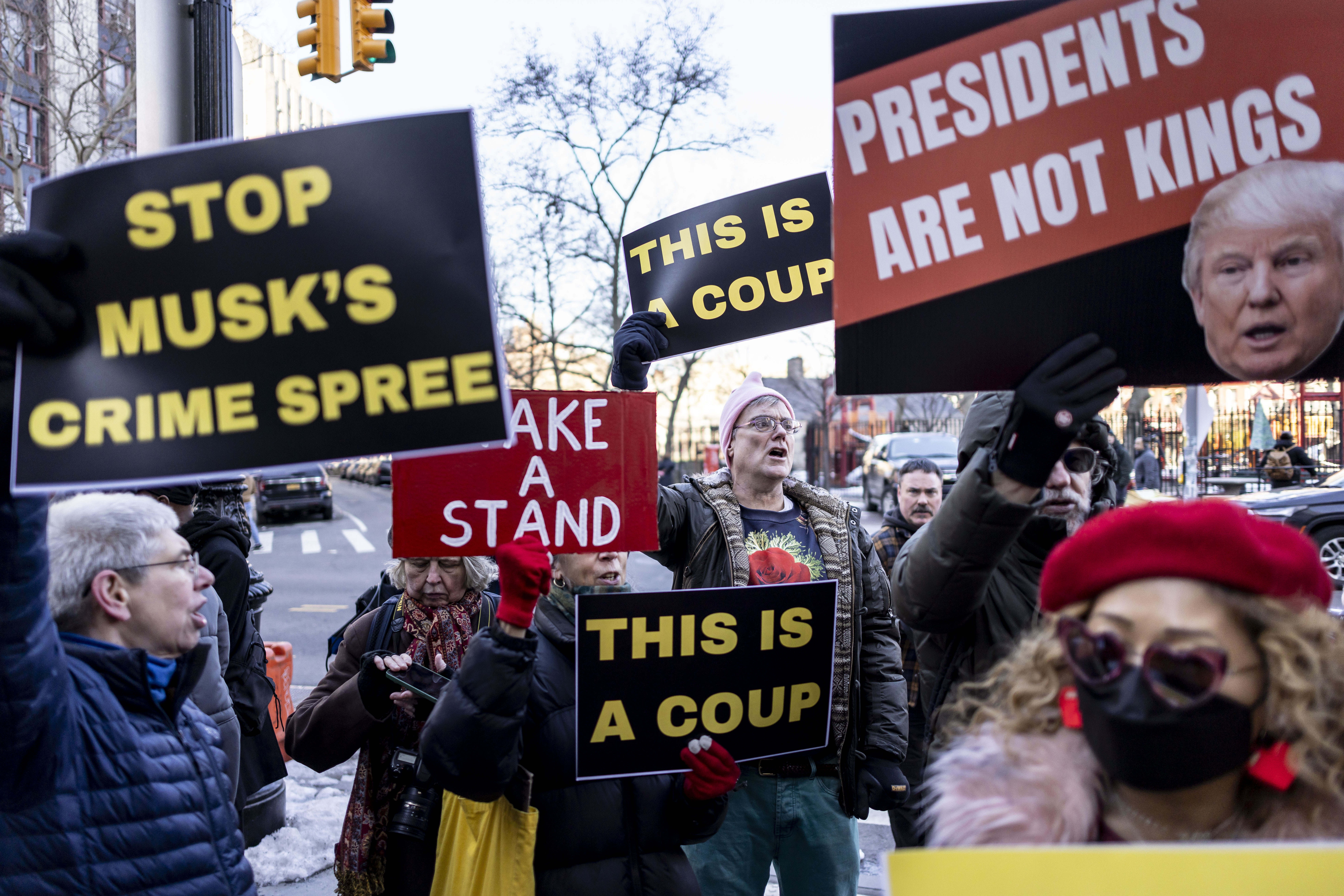 NEW YORK (United States), 14/02/2025.- People gather to protest the Trump administration and support New York Attorney General Letitia James and Connecticut Attorney General William Tong (both not pictured) as they arrive at the United States Federal District Court for the start of arguments in the case against Elon Musk's Department of Government Efficiency (DOGE) in New York, New York, USA, 14 February 2025. Nineteen state attorneys general have filed a lawsuit in an effort to stop DOGE from accessing private information and sensitive data of American citizens at the US Treasury Department. (Protestas, Estados Unidos, Nueva York) EFE/EPA/JUSTIN LANE