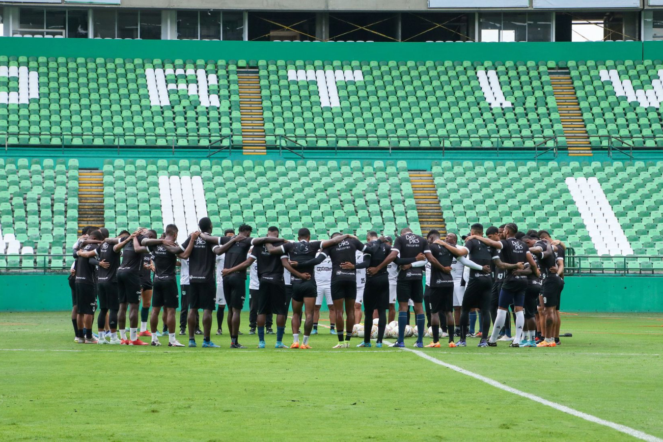 Hinchas del Cali invadieron la cancha de Cortuluá y agredieron jugadores