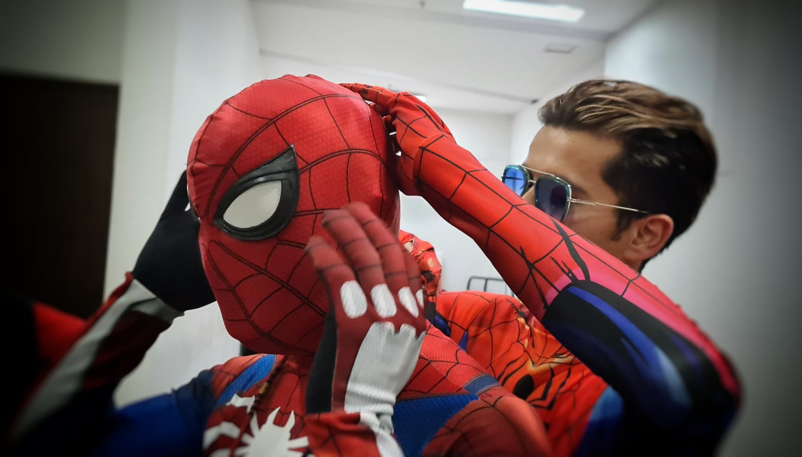 Y es que se ha especulado tanto sobre el elenco que conformará la tercera película protagonizada por Tom Holland, que el bombo alrededor de ella es algo que no se veía desde Vengadores: Endgame, que también fue un fenómeno entre los fanáticos y en taquilla. Las anteriores versiones de Spider-Man estuvieron interpretadas por Tobey Maguire y Andrew Garfield, respectivamente. Es un superhéroe que, aunque ha tenido varias versiones, sigue siendo uno de los más queridos y aclamados por el público.