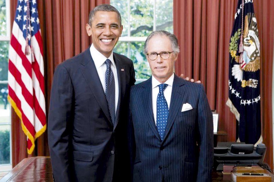 El embajador de Colombia en Washington, Carlos Urrutia, posa al lado del presidente de EE.UU., Barack Obama.  / Cancillería