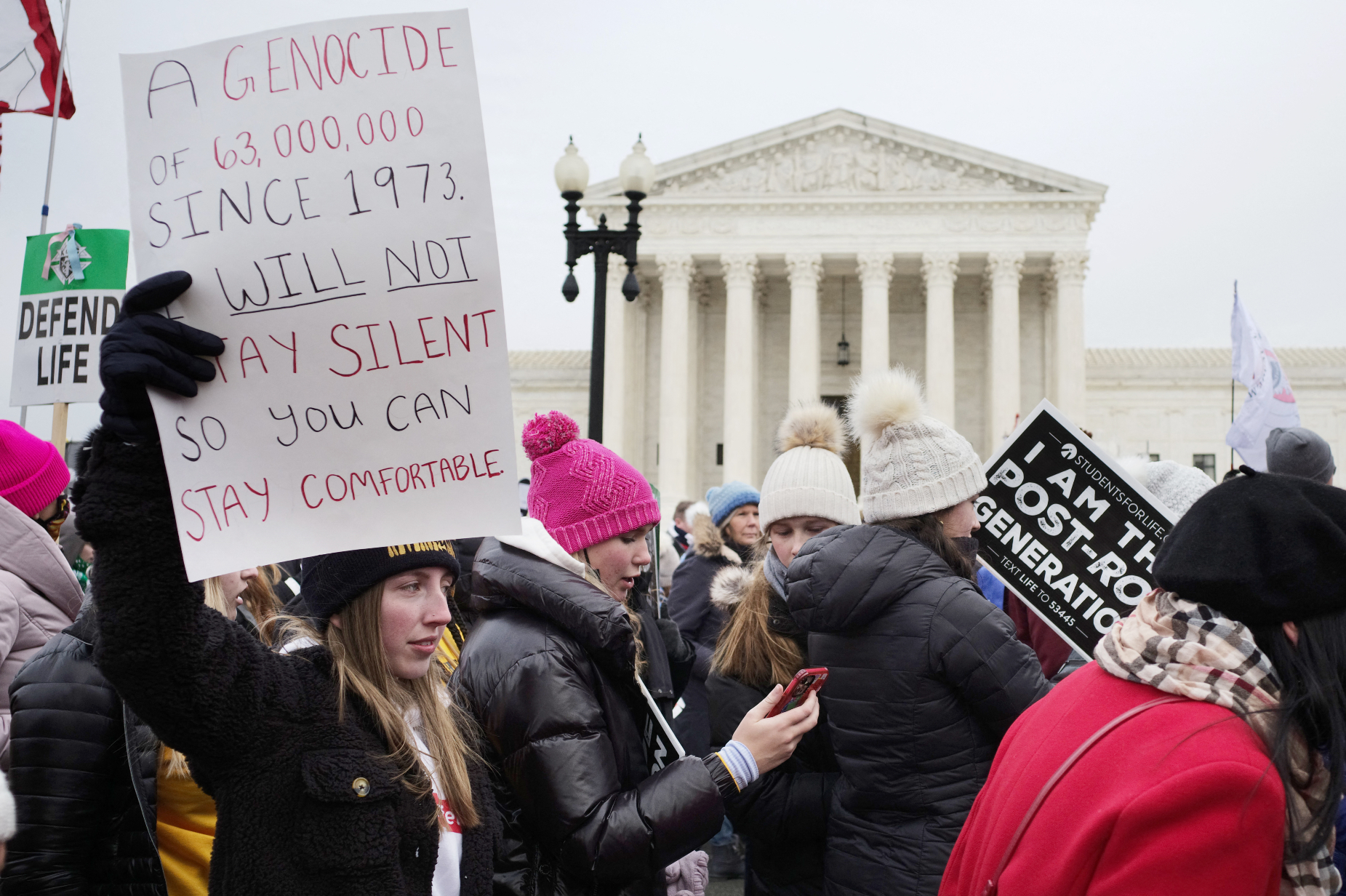 Esta marcha suele atraer a unas 100.000 personas a Washington. Sin embargo, este año tuvo lugar en medio de una ola de infecciones de Omicron, la nueva variante del COVID-19. Por lo tanto, las autoridades decidieron limitar la participación de los asistentes y solo pudieron asistir aquellas personas que estuvieran vacunadas