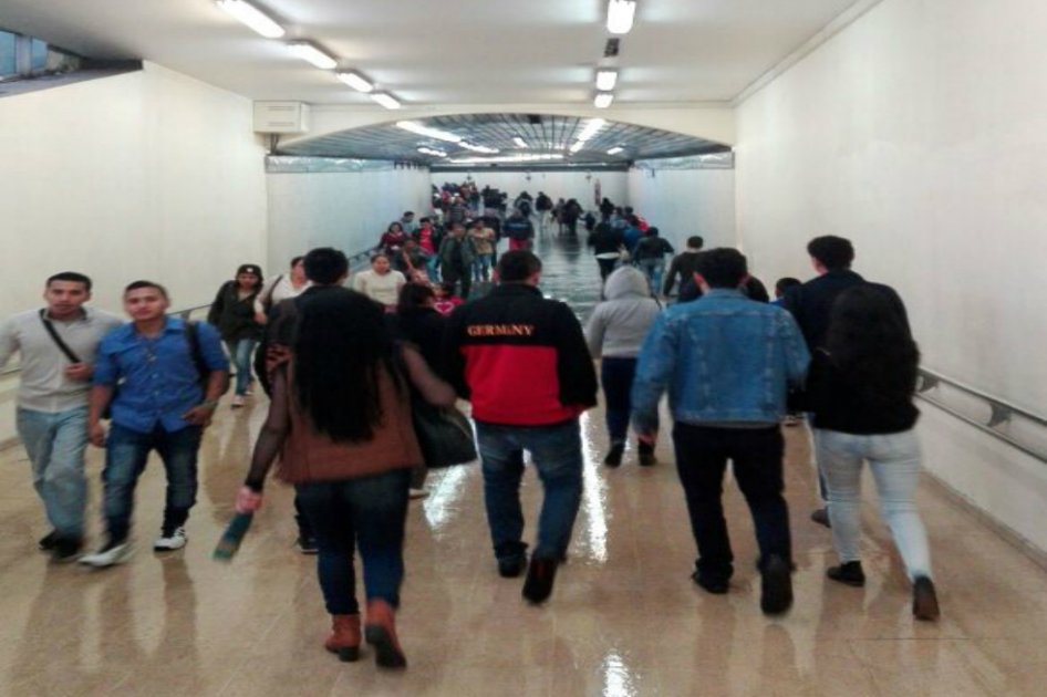 Tres motobombas se usaron para evacuar el agua de la estación Ricaurte. /Twitter: @TransMilenio