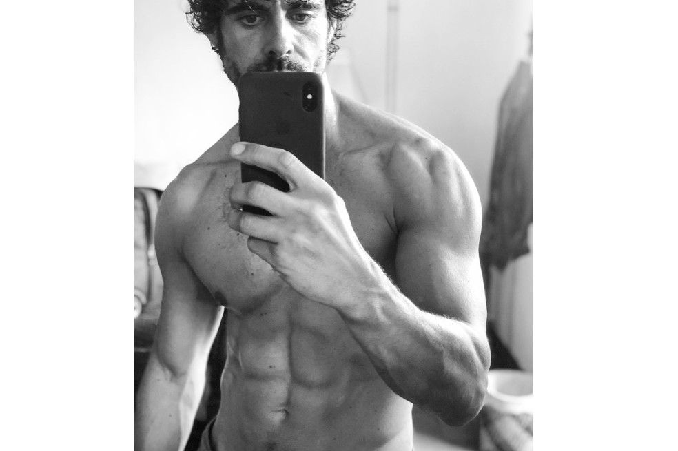Con esta foto, sin camiseta y frente al espejo, dejó en evidencia no sólo la musculatura de sus brazos, sino su perfecto six pack. “Domingo de... de... mmm.. ok no tengo ninguna frase motivacional ni ocurrente ni nada de nada”, escribió el actor.