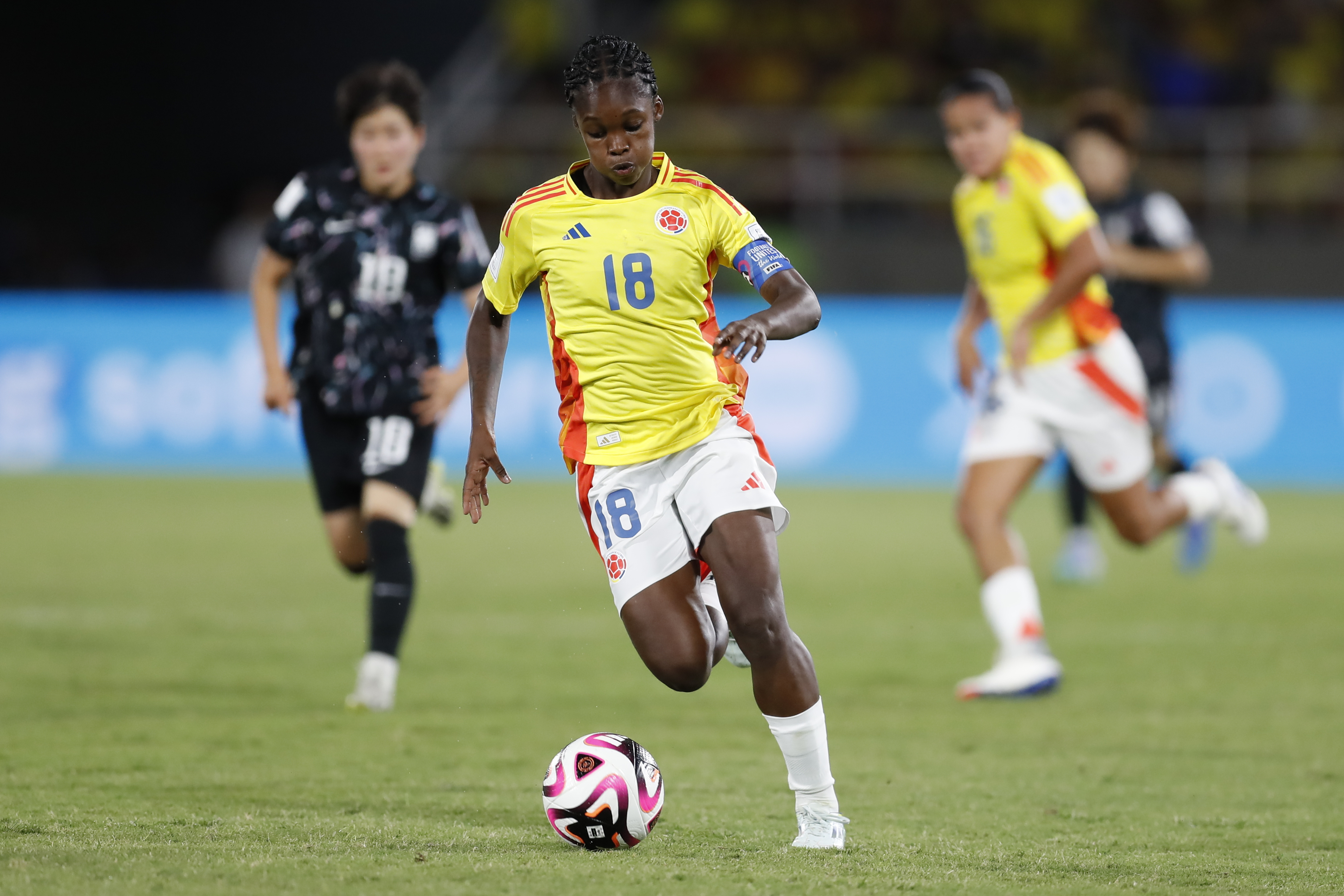AMDEP6962. CALI (COLOMBIA), 11/09/2024.- Linda Caicedo de Colombia avanza con el balón este miércoles, en un partido de los octavos de final de la Copa Mundial Femenina sub-20 entre las selecciones de Colombia y Corea del Sur en el estadio Pascual Guerrero en Cali (Colombia). EFE/ Ernesto Guzmán Jr.