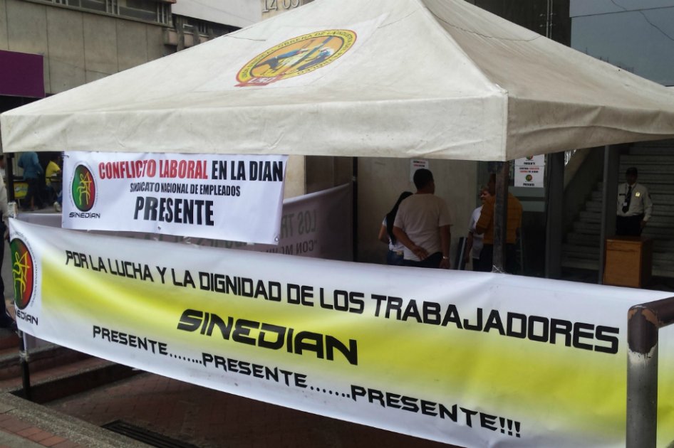 Empleados de la DIAN entraron en paro en Bucaramanga