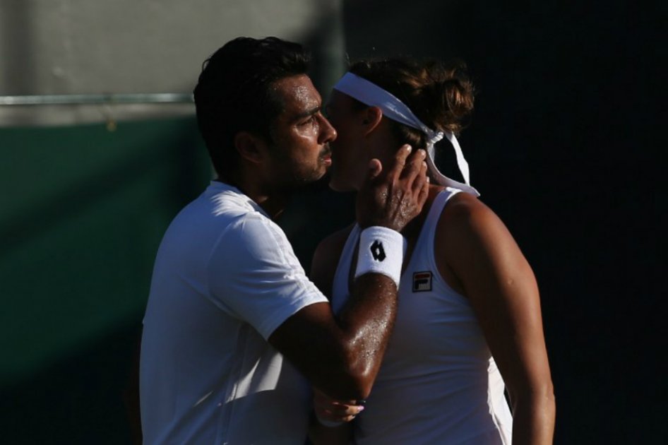 El colombiano Robert Farah saluda a la kazaja Yaroslava Shvedova, tras vencerla en la semifinal de dobles mixto de Wimbledon. / AFP